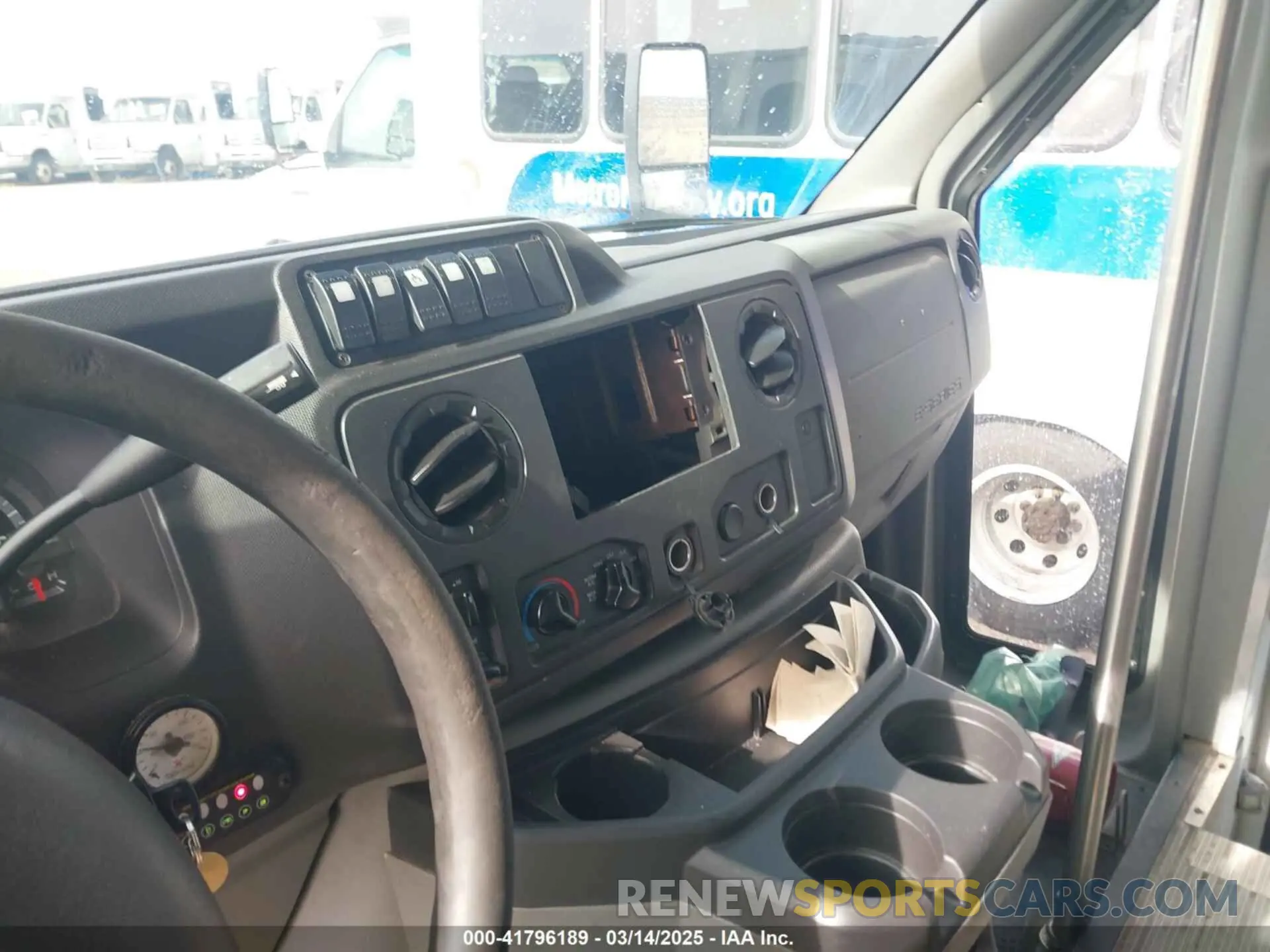 6 Photograph of a damaged car 1FDFE4FS4KDC31003 FORD E-450 CUTAWAY 2019
