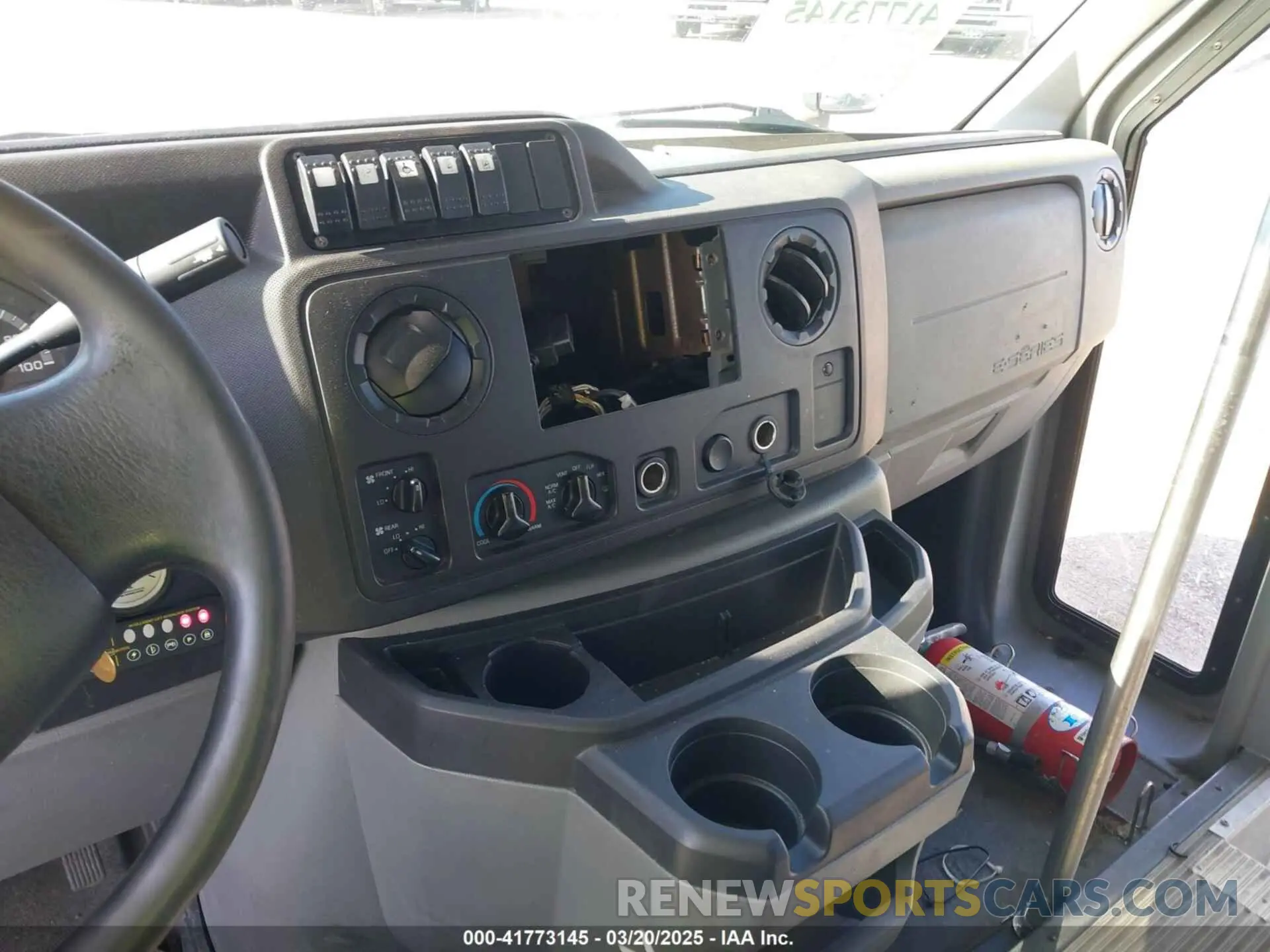 6 Photograph of a damaged car 1FDFE4FS4KDC31017 FORD E-450 CUTAWAY 2019