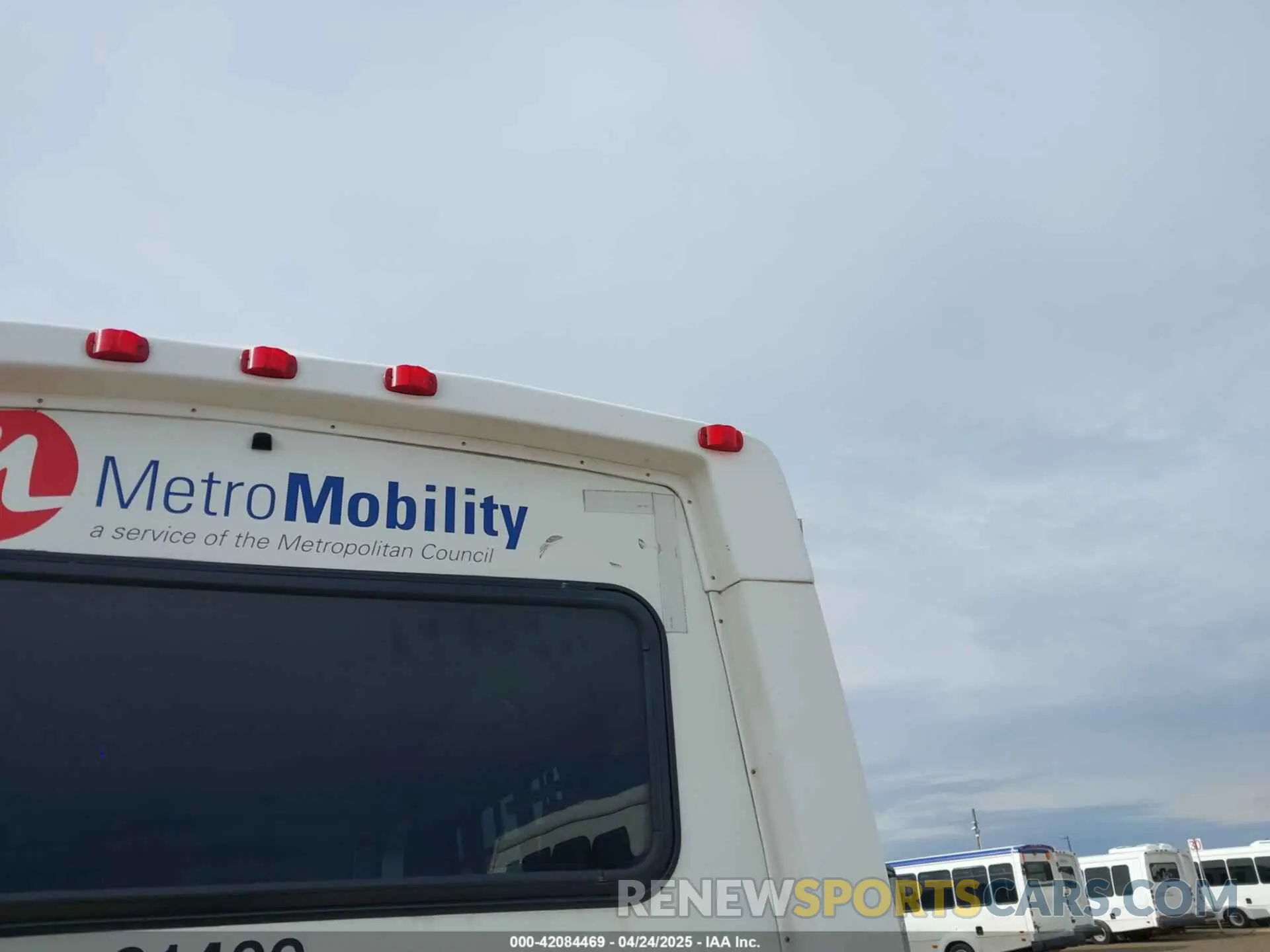 11 Photograph of a damaged car 1FDFE4FS5KDC31009 FORD E-450 CUTAWAY 2019