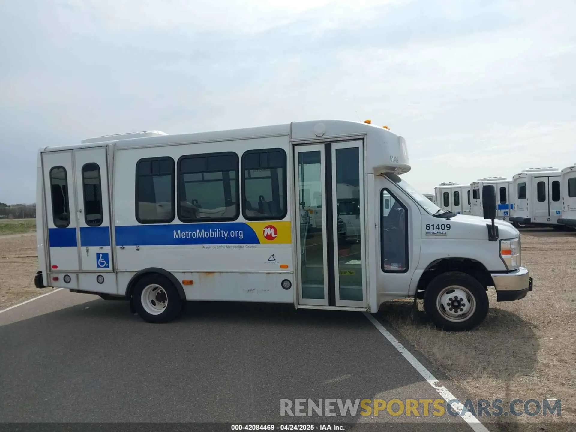 13 Photograph of a damaged car 1FDFE4FS5KDC31009 FORD E-450 CUTAWAY 2019