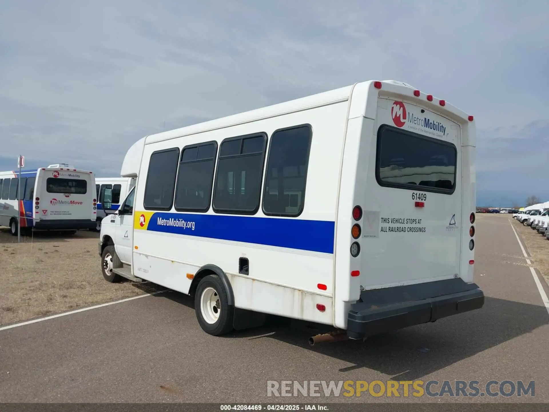 3 Photograph of a damaged car 1FDFE4FS5KDC31009 FORD E-450 CUTAWAY 2019