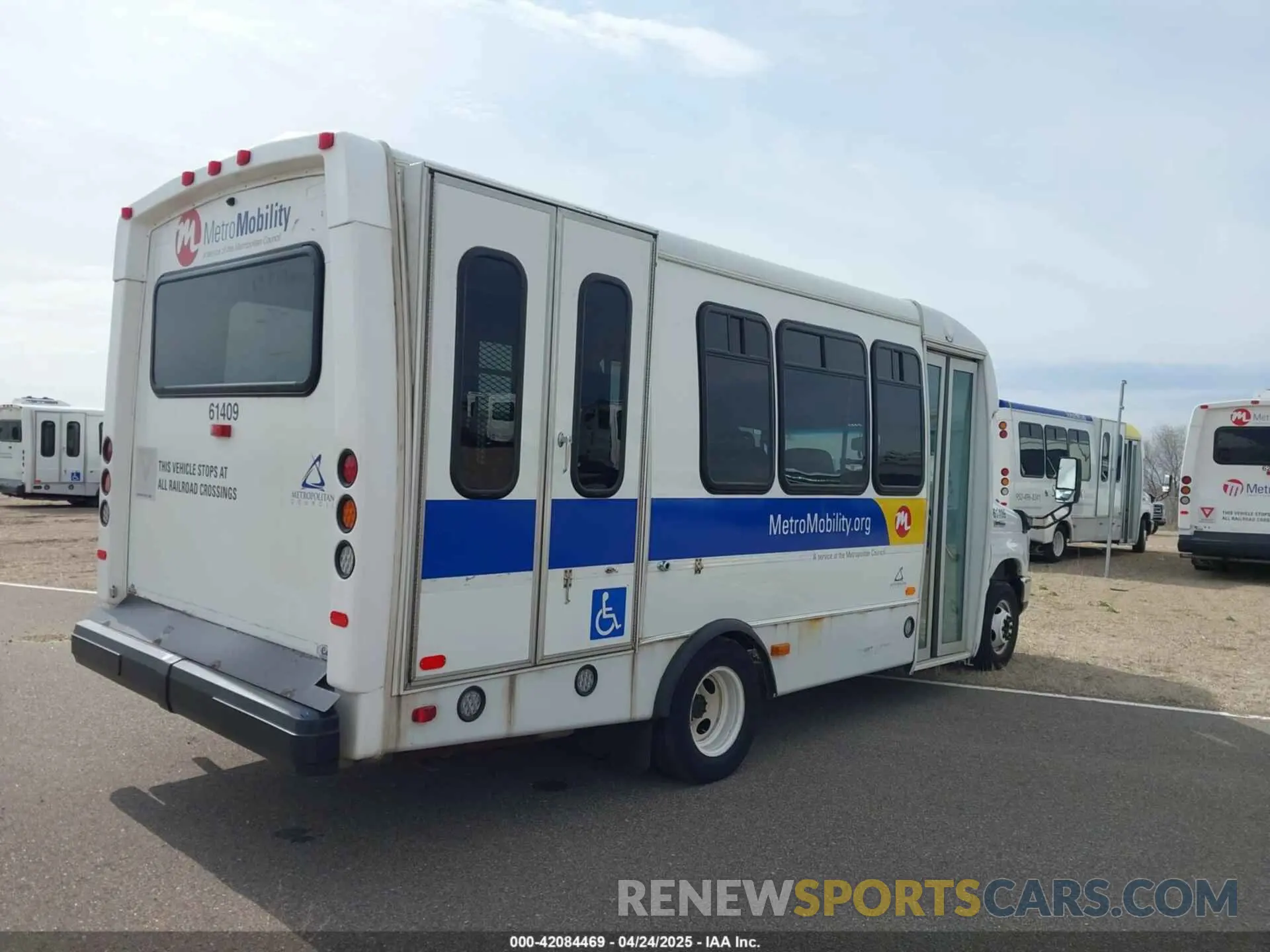 4 Photograph of a damaged car 1FDFE4FS5KDC31009 FORD E-450 CUTAWAY 2019