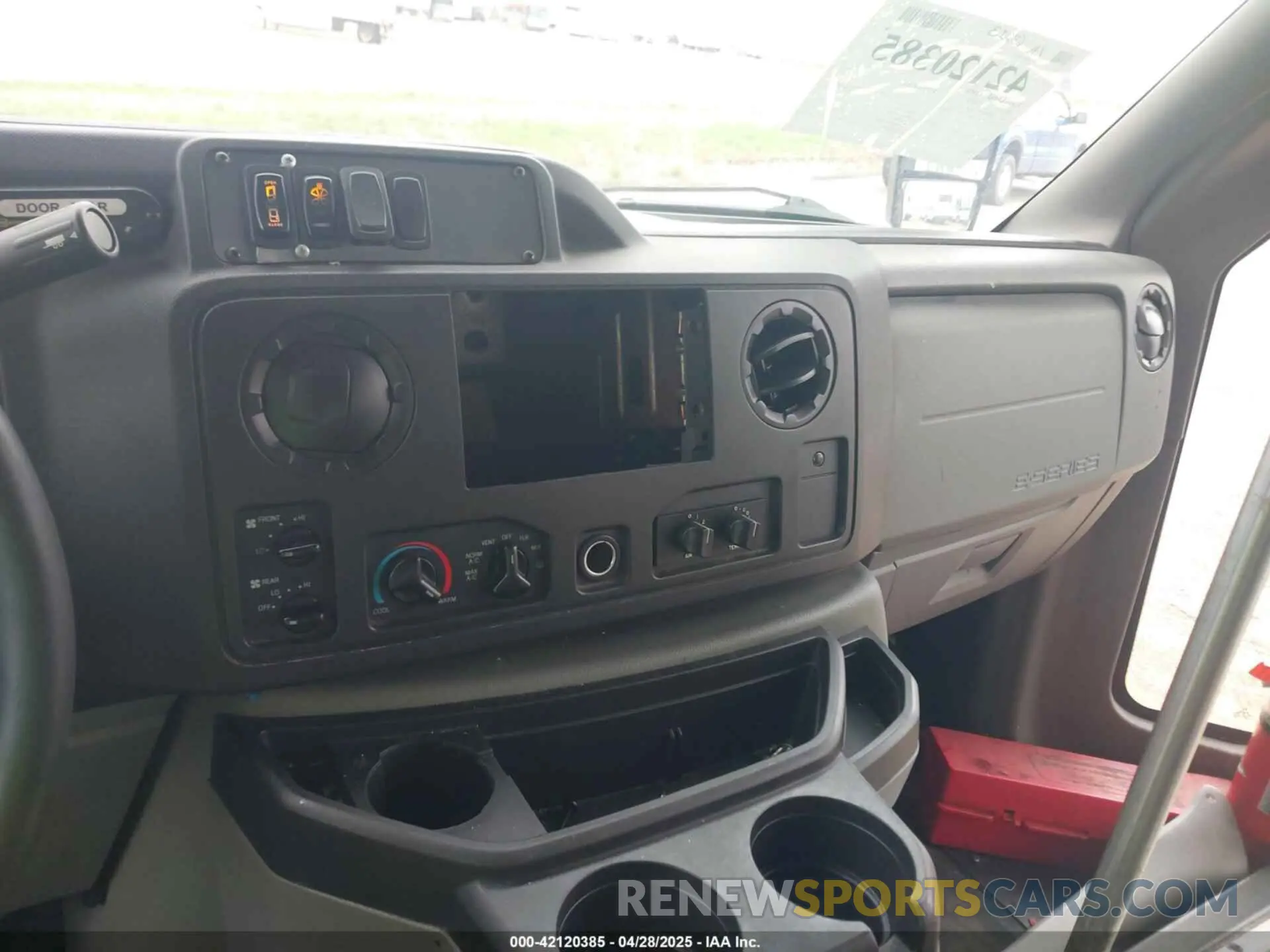 6 Photograph of a damaged car 1FDFE4FS5KDC32032 FORD E-450 CUTAWAY 2019
