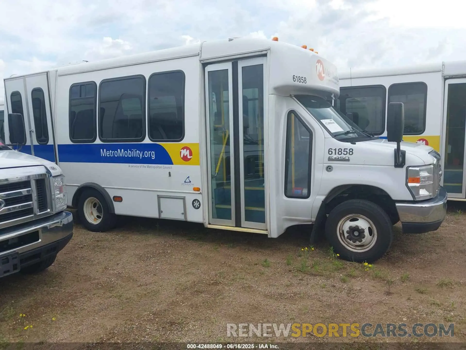 13 Photograph of a damaged car 1FDFE4FS5KDC56153 FORD E-450 CUTAWAY 2019
