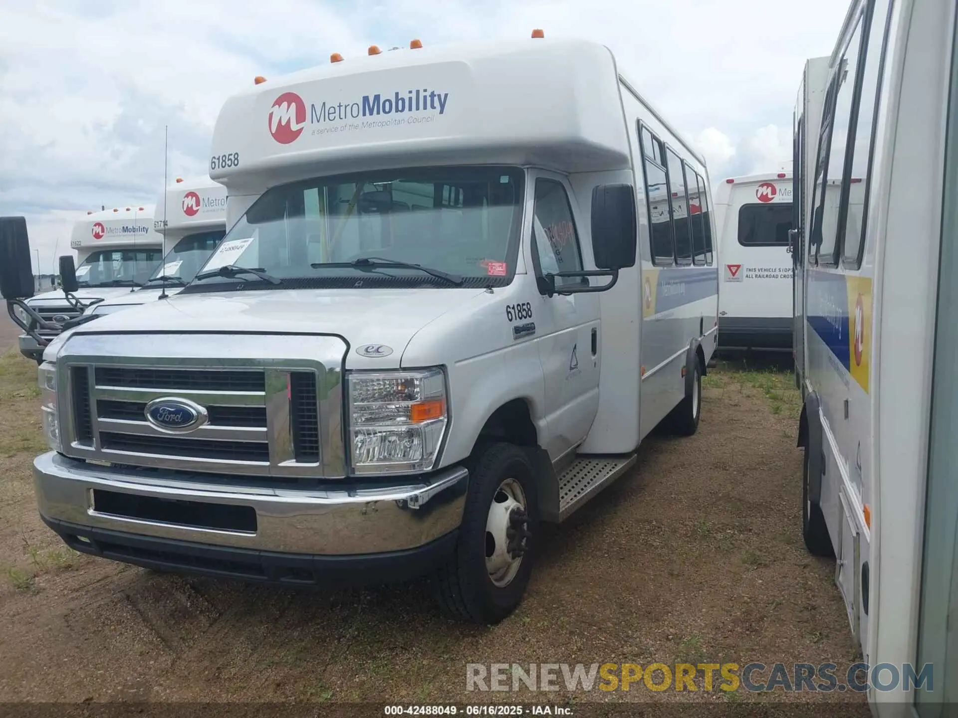 2 Photograph of a damaged car 1FDFE4FS5KDC56153 FORD E-450 CUTAWAY 2019