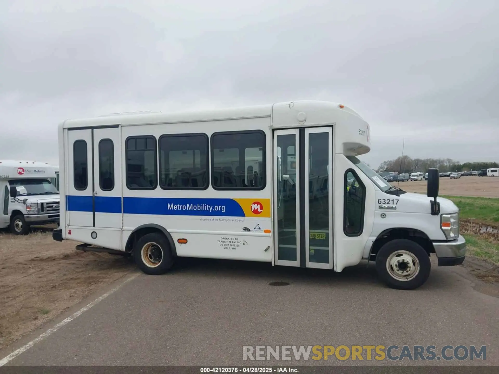 13 Photograph of a damaged car 1FDFE4FS6KDC32038 FORD E-450 CUTAWAY 2019