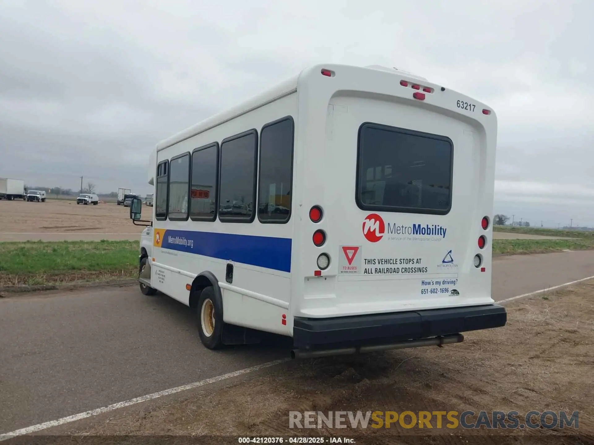 3 Photograph of a damaged car 1FDFE4FS6KDC32038 FORD E-450 CUTAWAY 2019