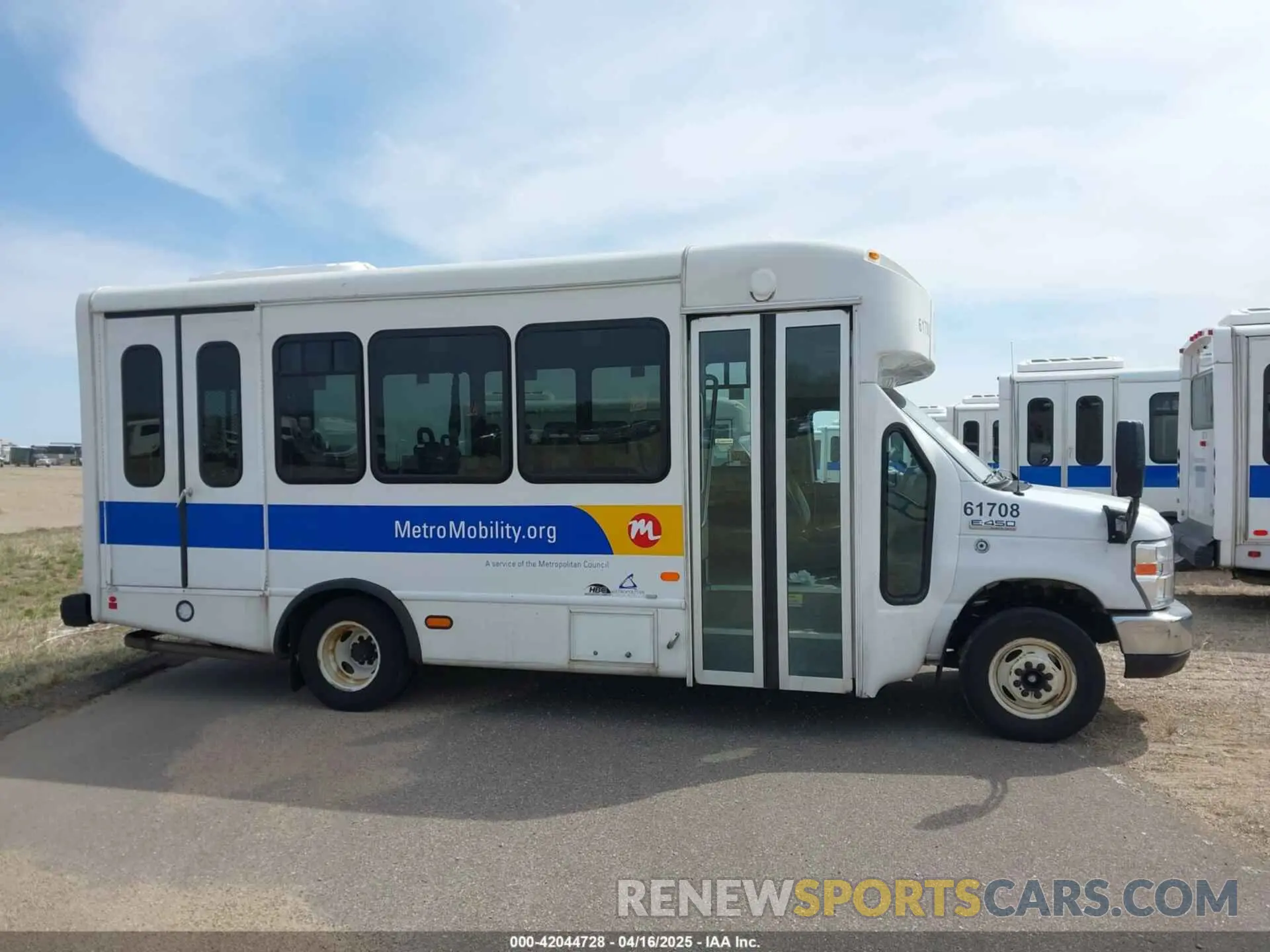 13 Photograph of a damaged car 1FDFE4FS6KDC32055 FORD E-450 CUTAWAY 2019