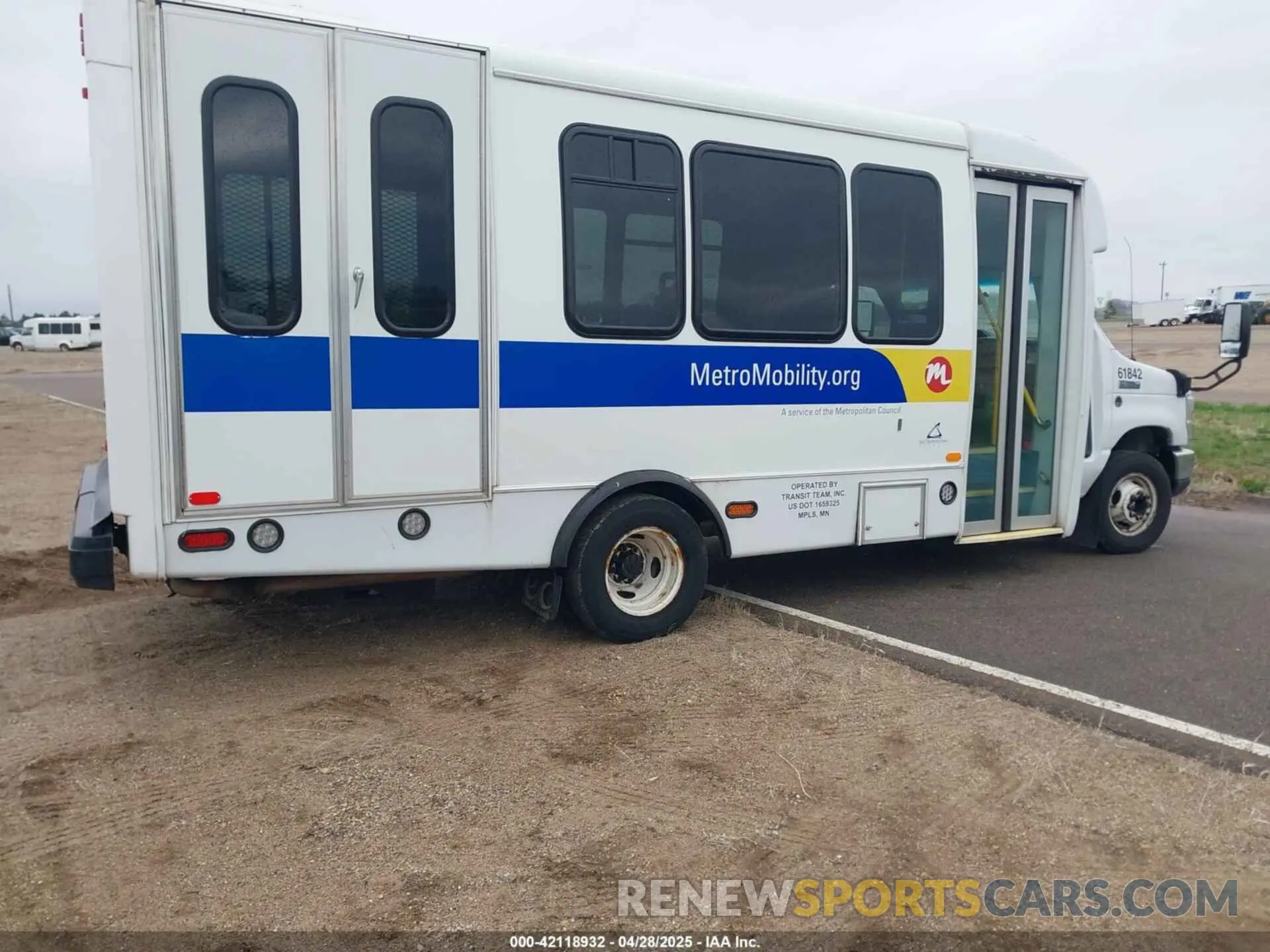 4 Photograph of a damaged car 1FDFE4FS6KDC56694 FORD E-450 CUTAWAY 2019