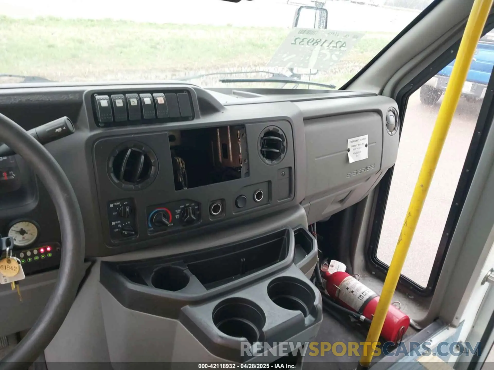 6 Photograph of a damaged car 1FDFE4FS6KDC56694 FORD E-450 CUTAWAY 2019