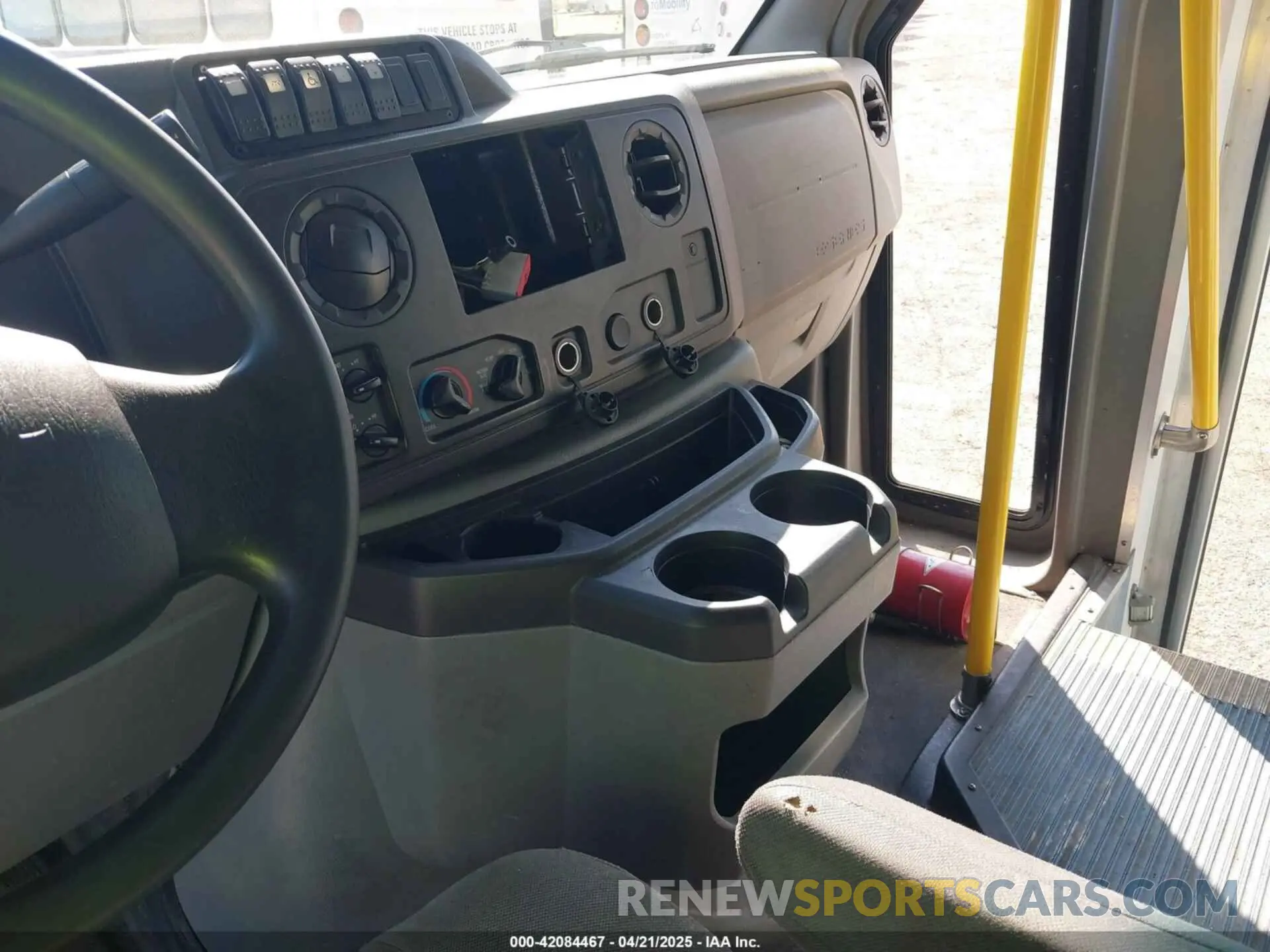 6 Photograph of a damaged car 1FDFE4FS6KDC59661 FORD E-450 CUTAWAY 2019