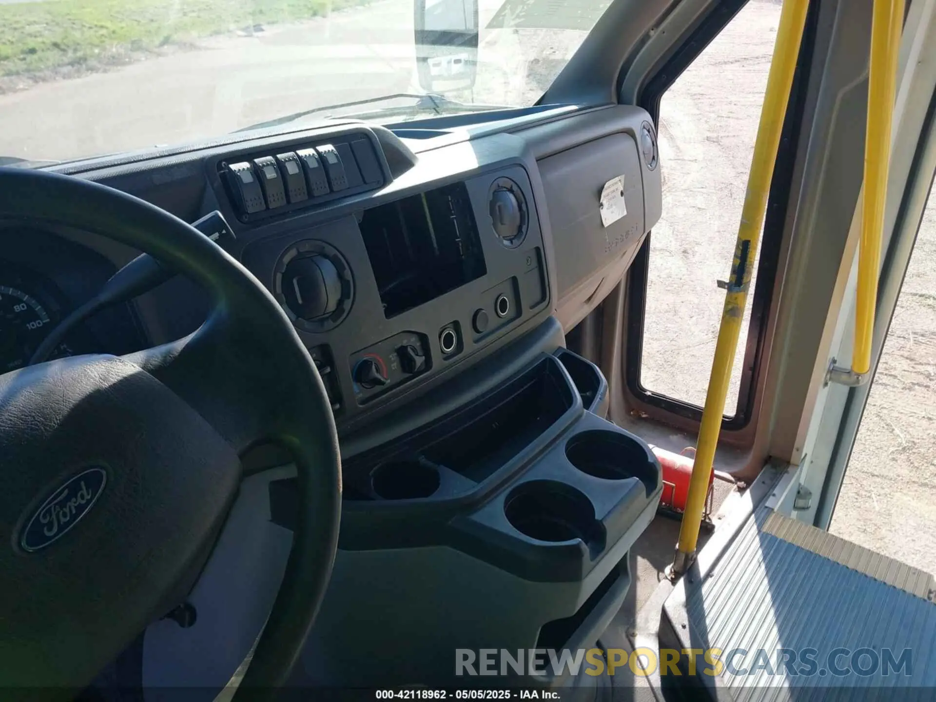 6 Photograph of a damaged car 1FDFE4FS7KDC56168 FORD E-450 CUTAWAY 2019