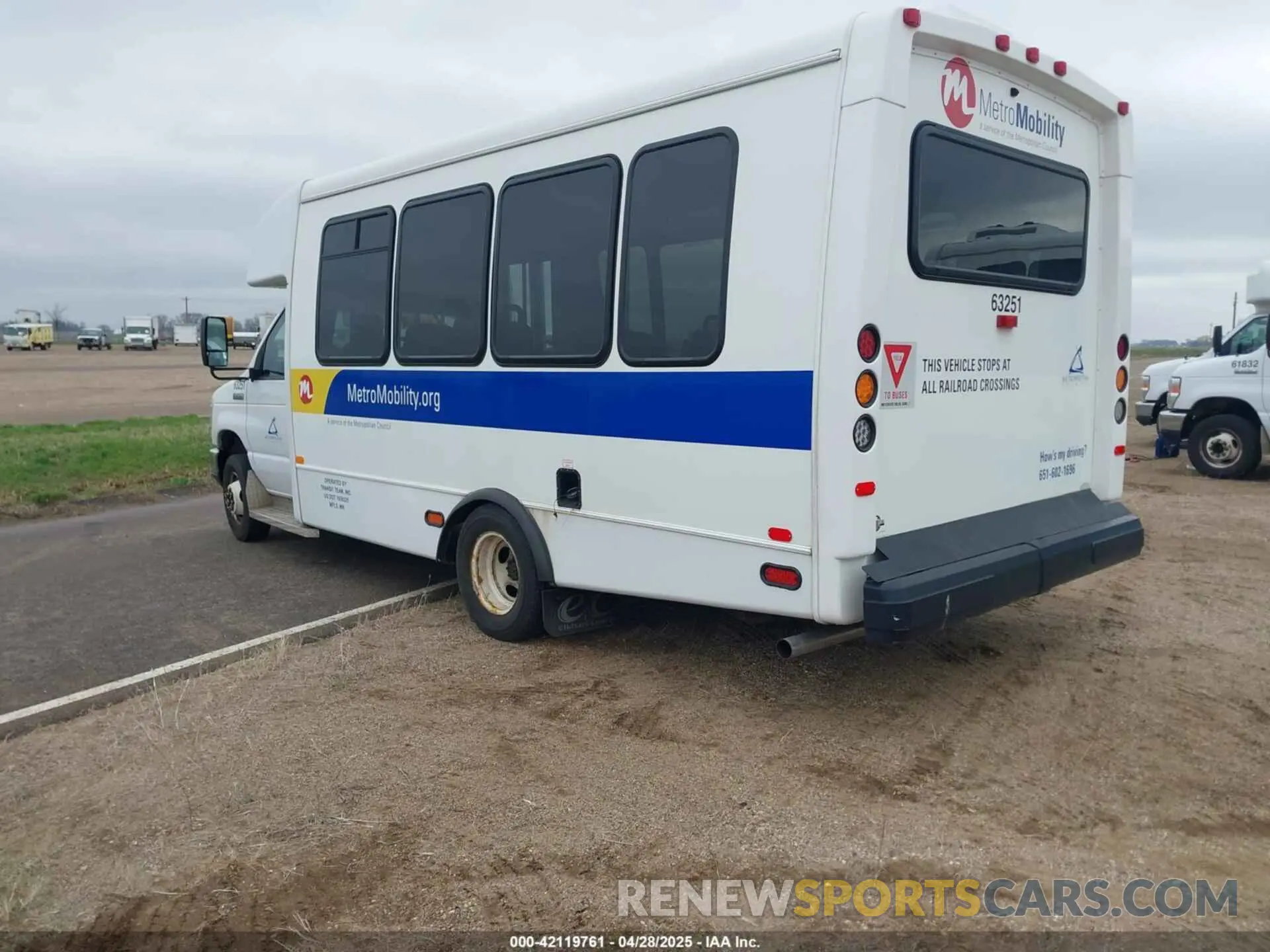 3 Photograph of a damaged car 1FDFE4FS8KDC60620 FORD E-450 CUTAWAY 2019