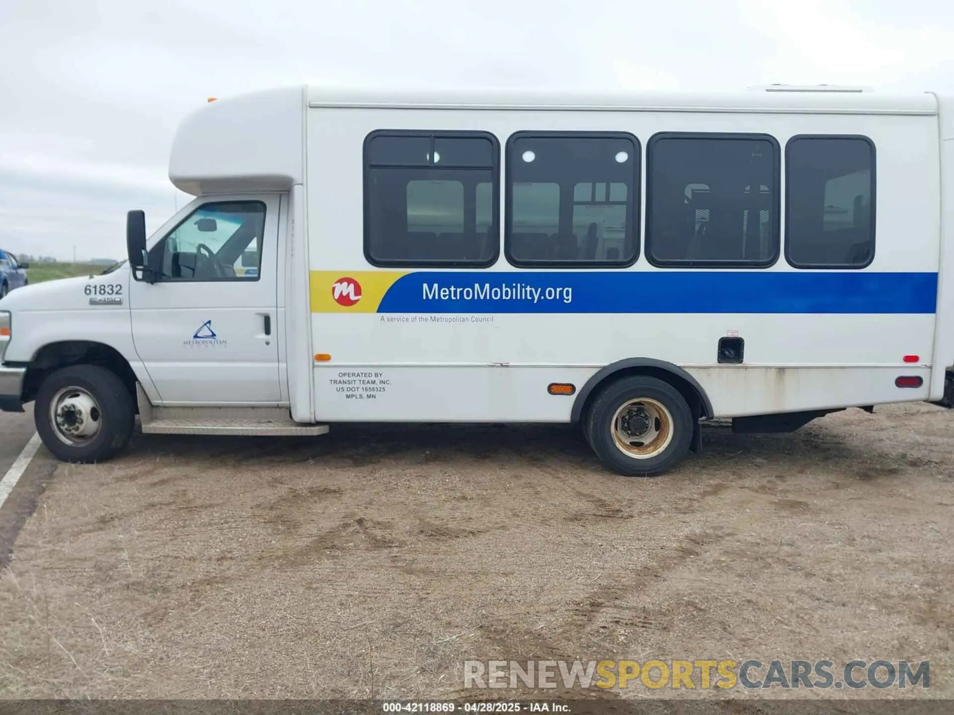 14 Photograph of a damaged car 1FDFE4FS9KDC56172 FORD E-450 CUTAWAY 2019