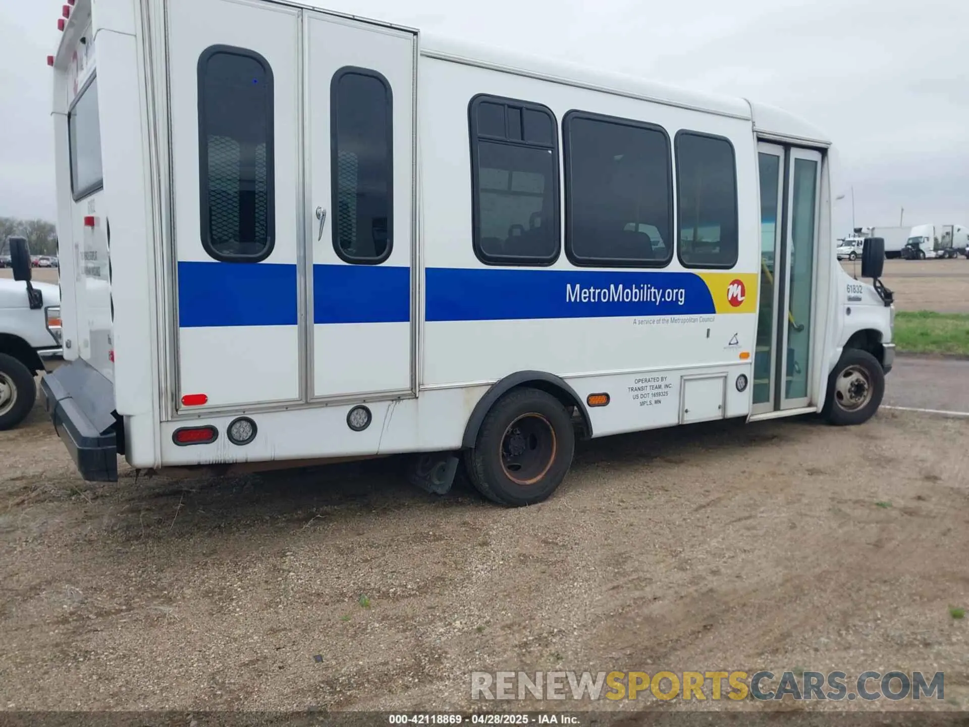 4 Photograph of a damaged car 1FDFE4FS9KDC56172 FORD E-450 CUTAWAY 2019