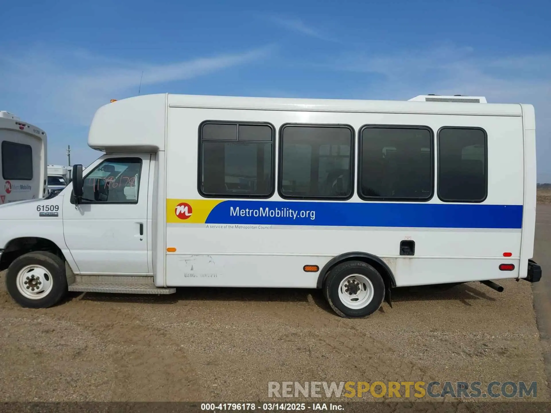 14 Photograph of a damaged car 1FDFE4FS9KDC59671 FORD E-450 CUTAWAY 2019