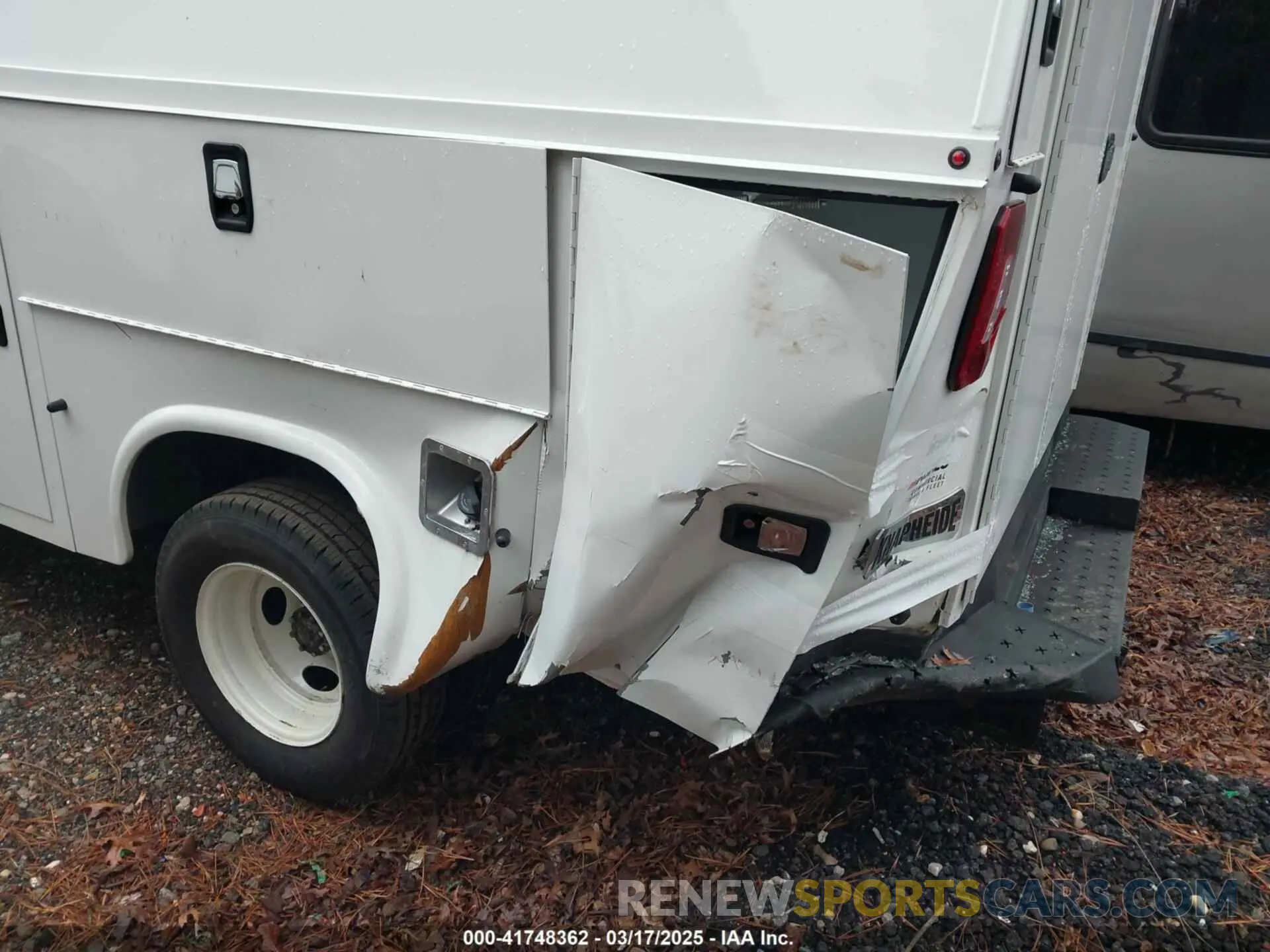 11 Photograph of a damaged car 1FDXE4FN1NDC20320 FORD E-450 CUTAWAY 2022