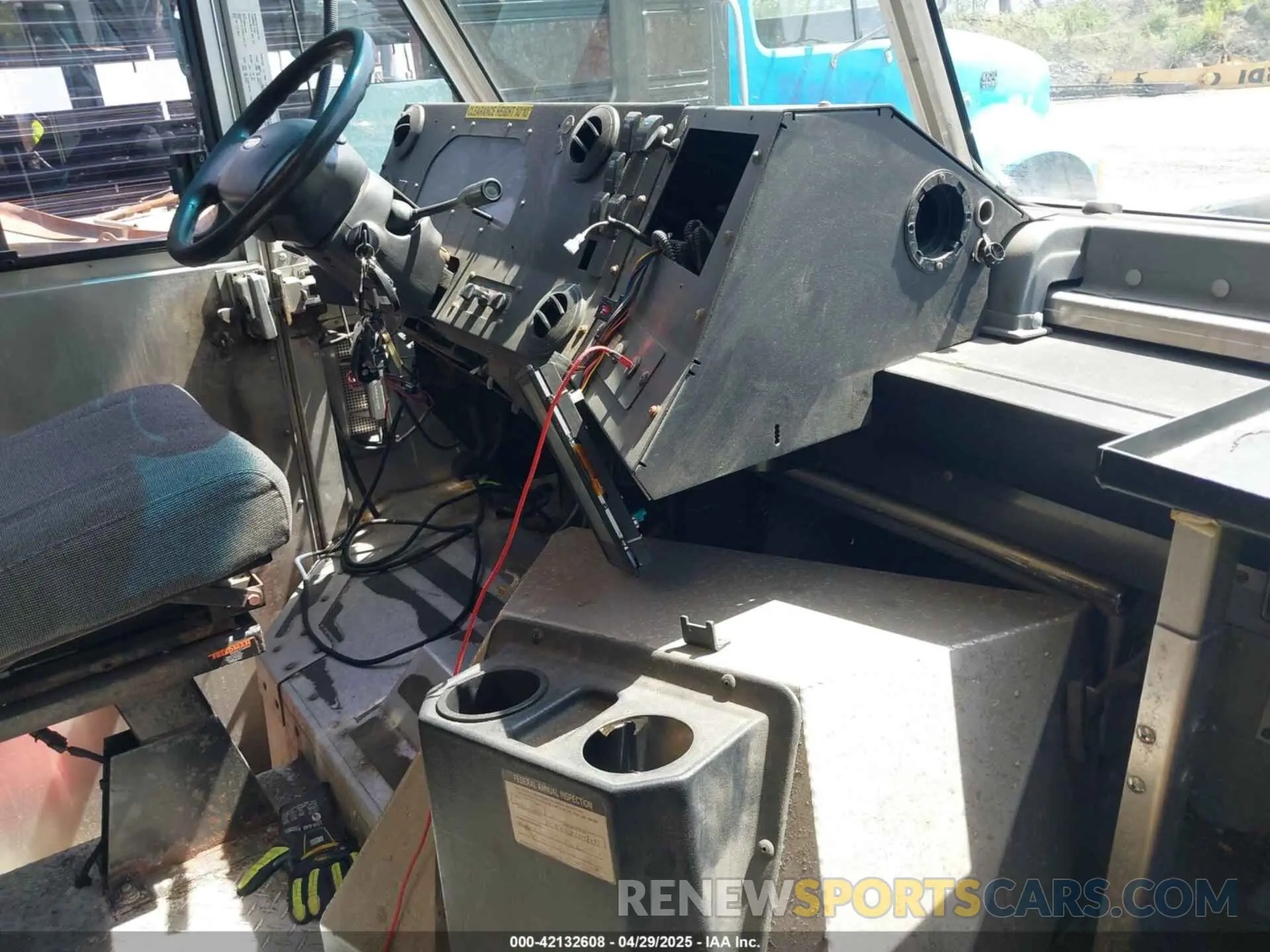 6 Photograph of a damaged car 1FC3E4K63KDC48097 FORD E-450 STRIPPED 2019