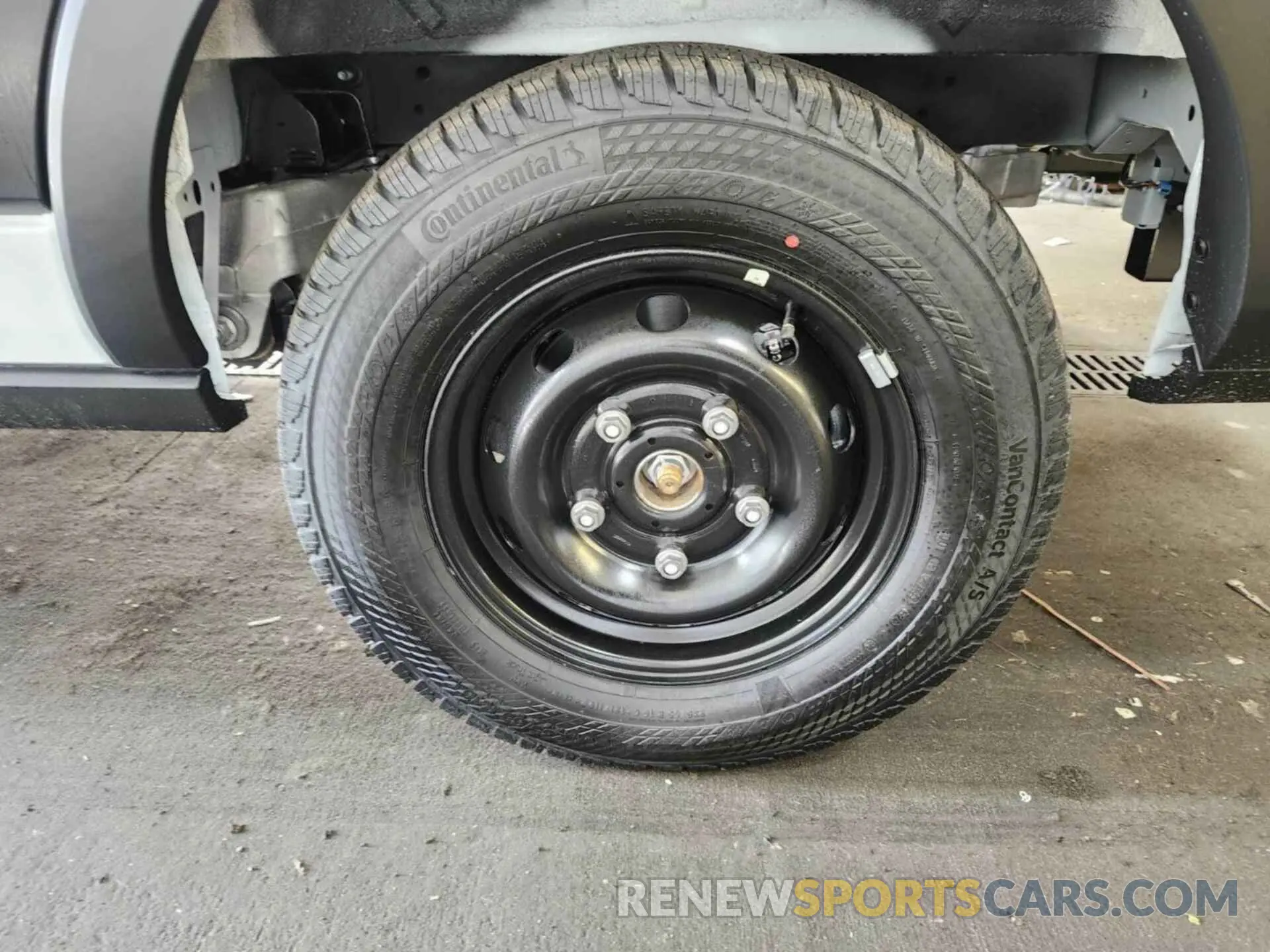 18 Photograph of a damaged car 1FTBW1YM2SKA12985 FORD E-TRANSIT-350 2025