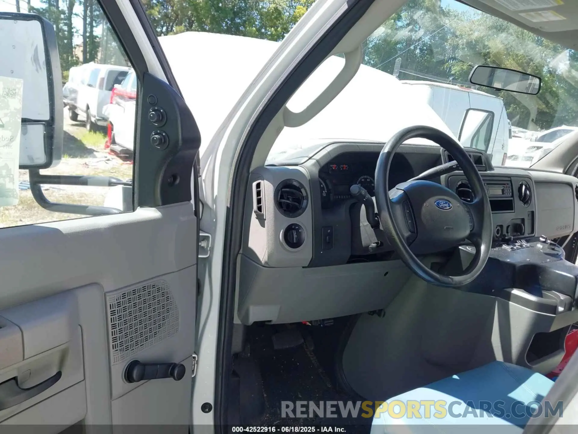 6 Photograph of a damaged car 1FDEE3FS1KDC75451 FORD ECONOLINE 2019