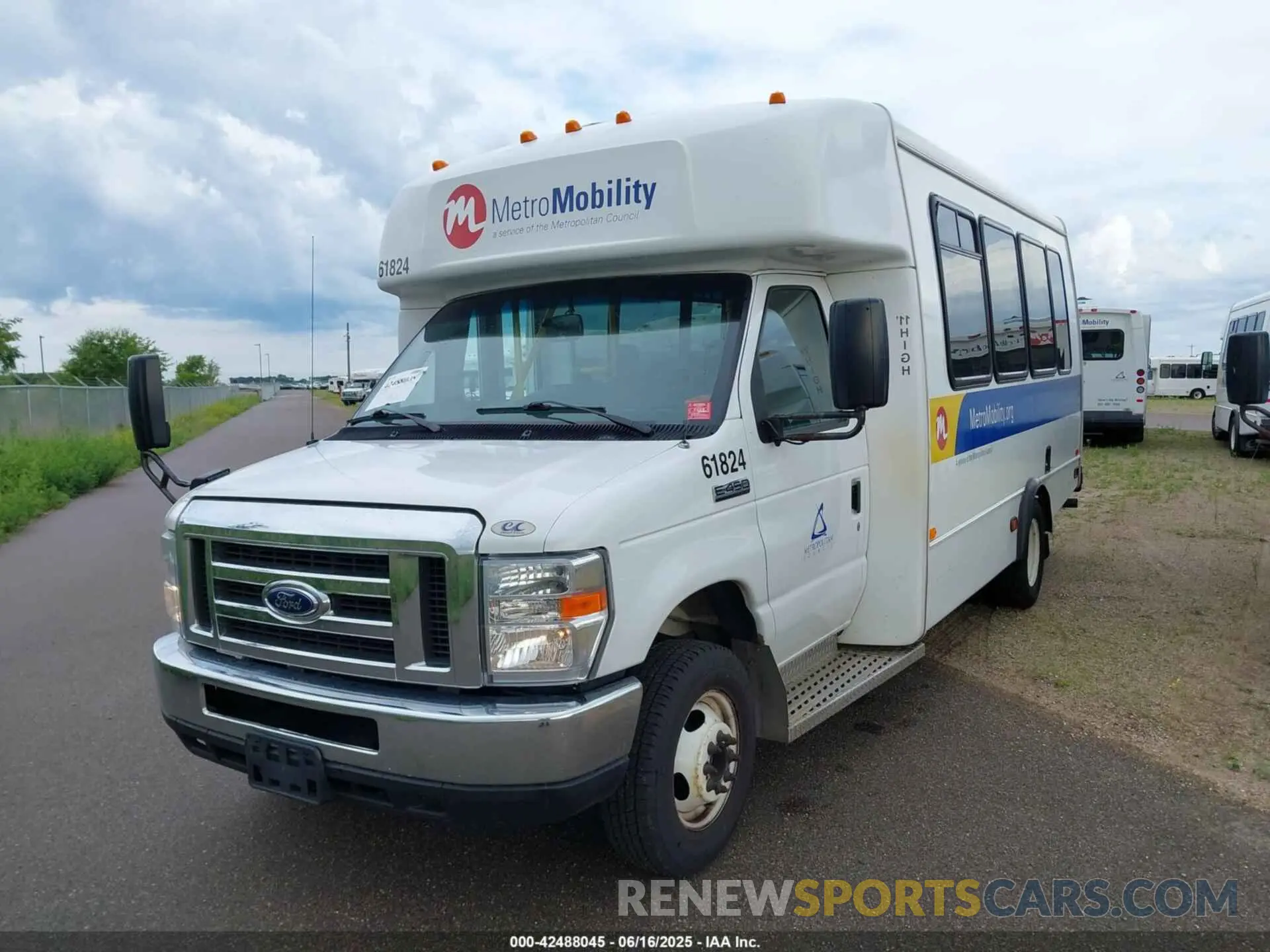 2 Photograph of a damaged car 1FDFE4FS5KDC56122 FORD ECONOLINE 2019