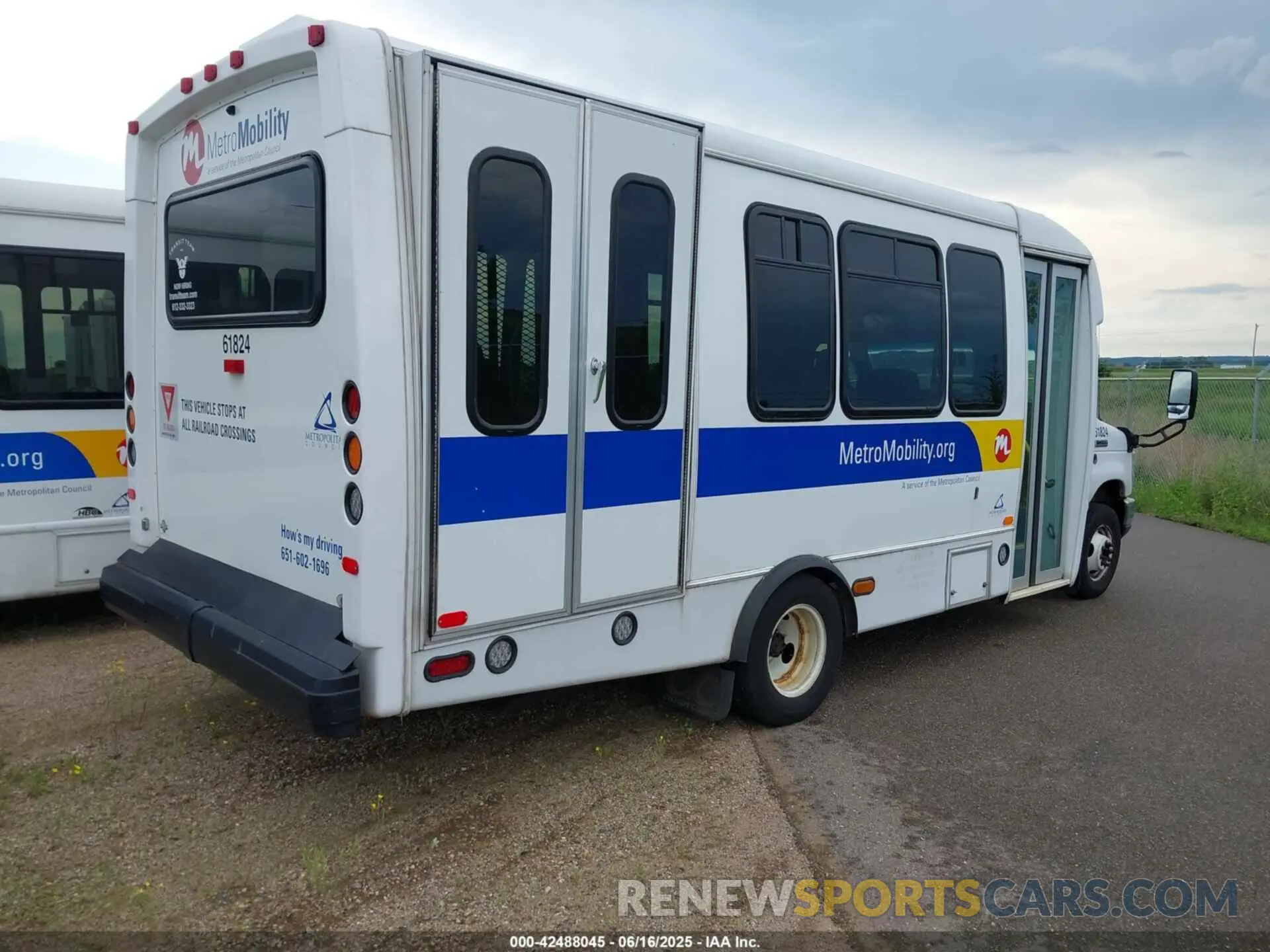4 Photograph of a damaged car 1FDFE4FS5KDC56122 FORD ECONOLINE 2019
