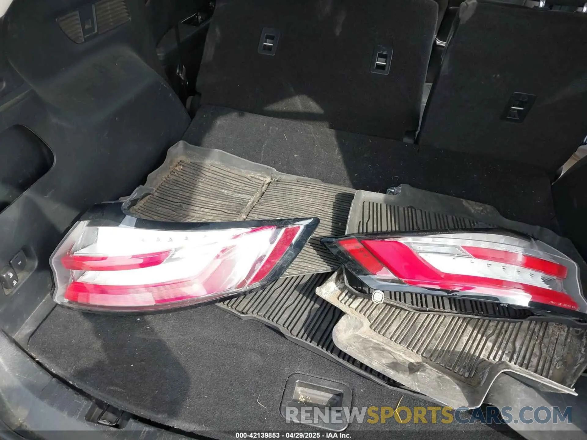 18 Photograph of a damaged car 2FMPK4J92KBC60085 FORD EDGE 2019