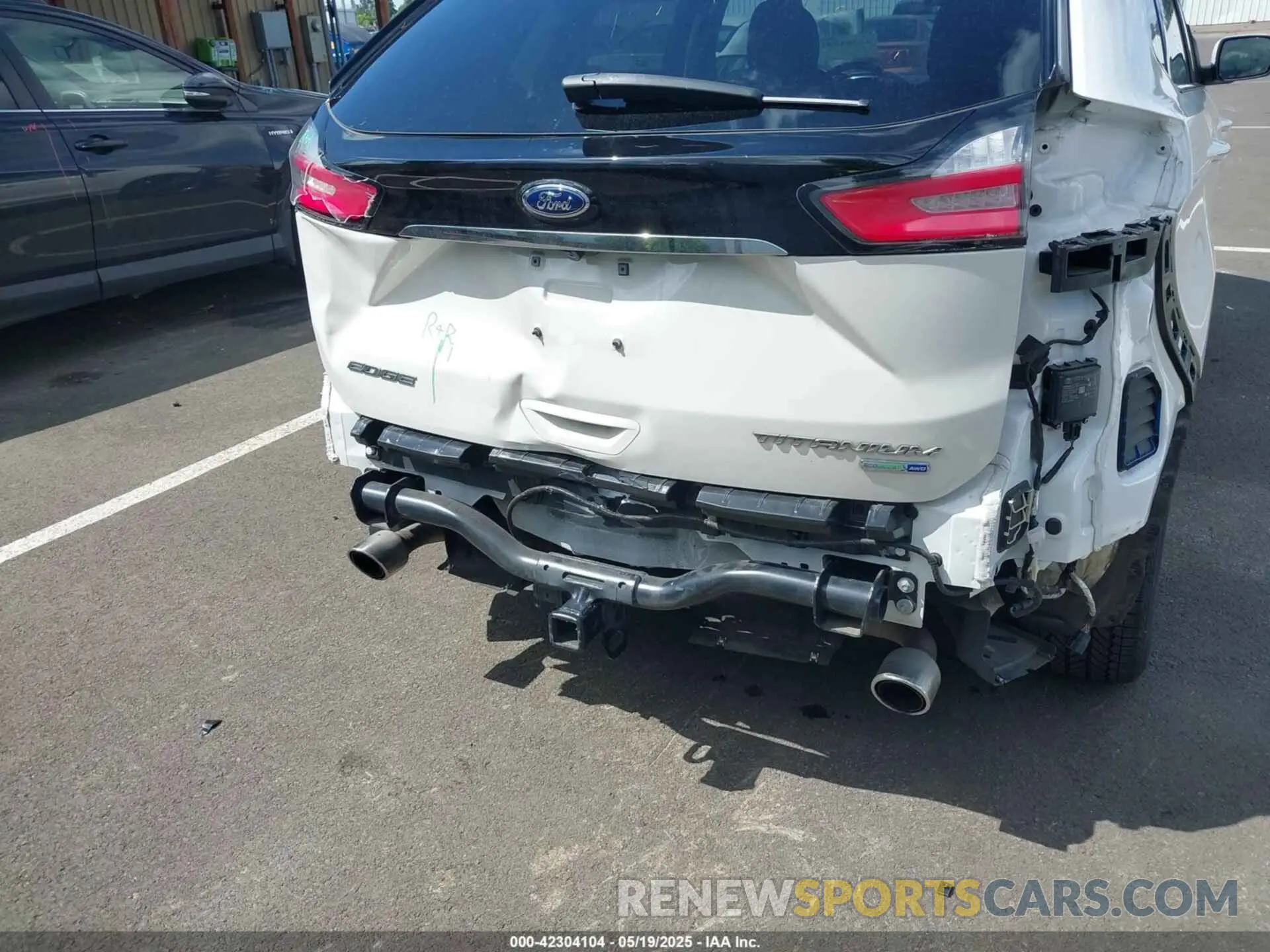 18 Photograph of a damaged car 2FMPK4K94KBC37017 FORD EDGE 2019