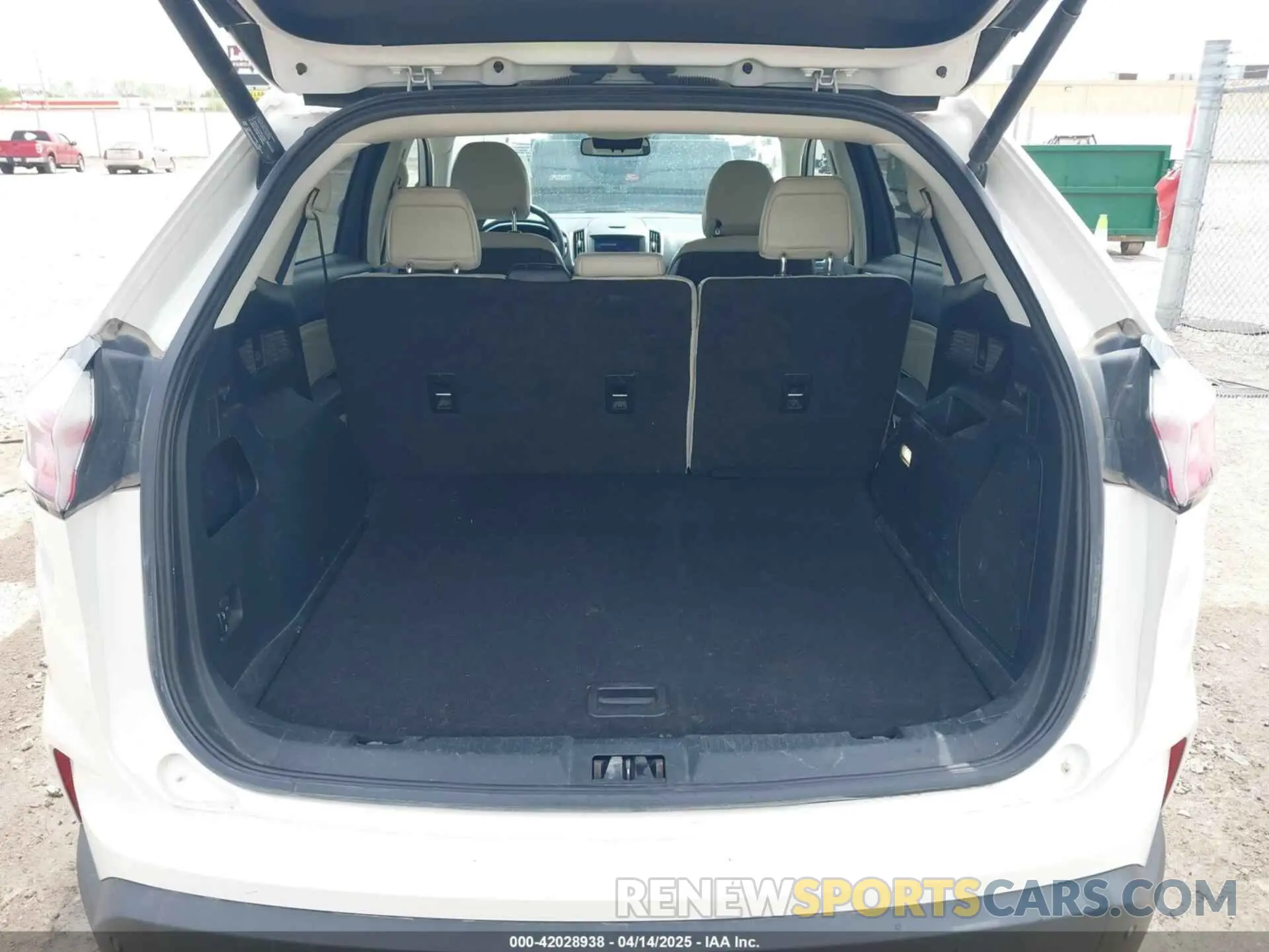 17 Photograph of a damaged car 2FMPK4K96KBC24463 FORD EDGE 2019