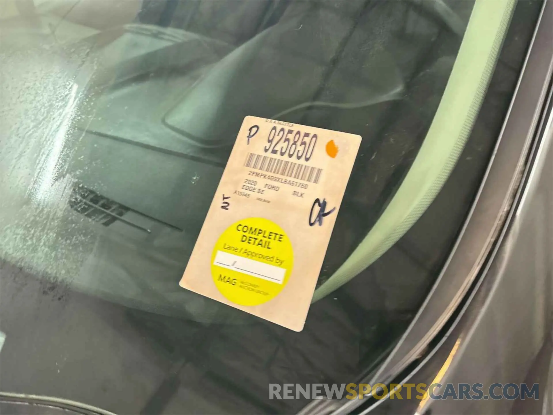 33 Photograph of a damaged car 2FMPK4G9XLBA61780 FORD EDGE 2020