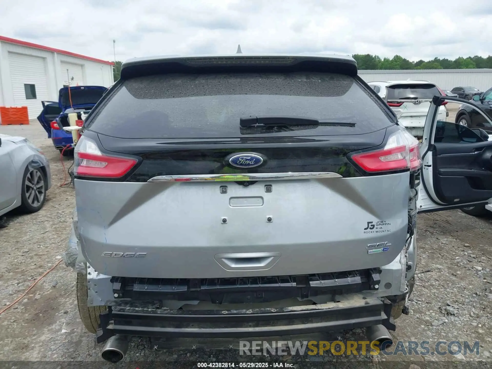 17 Photograph of a damaged car 2FMPK4J9XLBA71542 FORD EDGE 2020