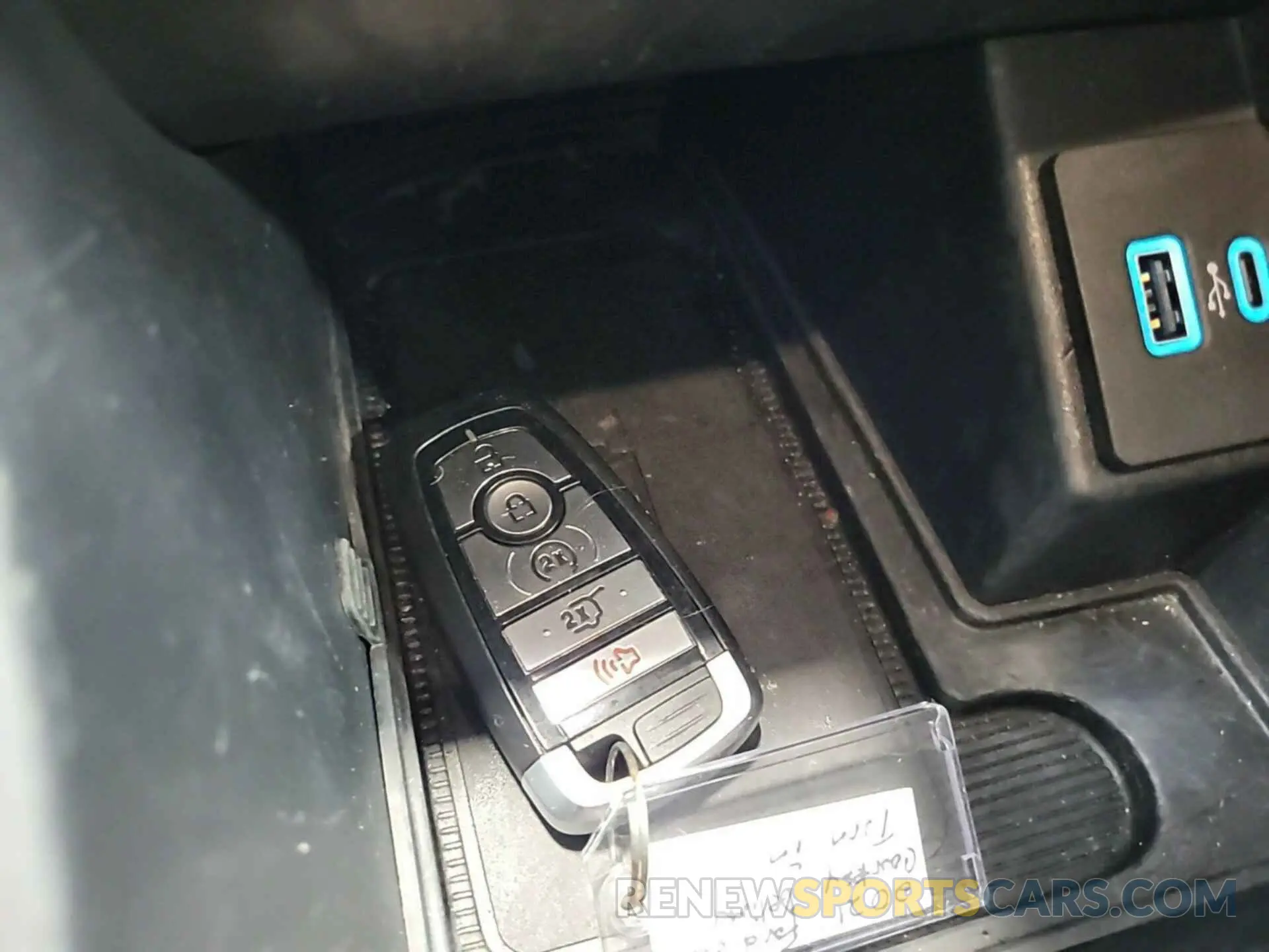 34 Photograph of a damaged car 2FMPK4K95MBA51537 FORD EDGE 2021