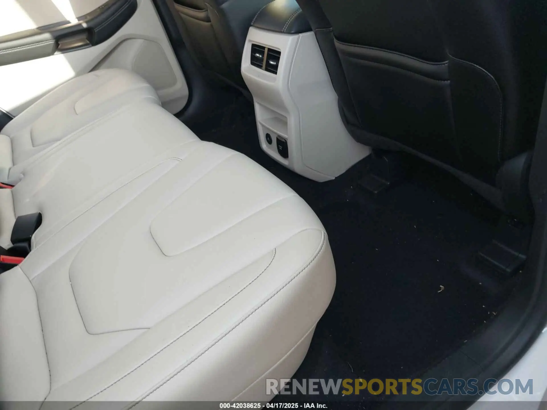 8 Photograph of a damaged car 2FMPK4K92NBB12134 FORD EDGE 2022