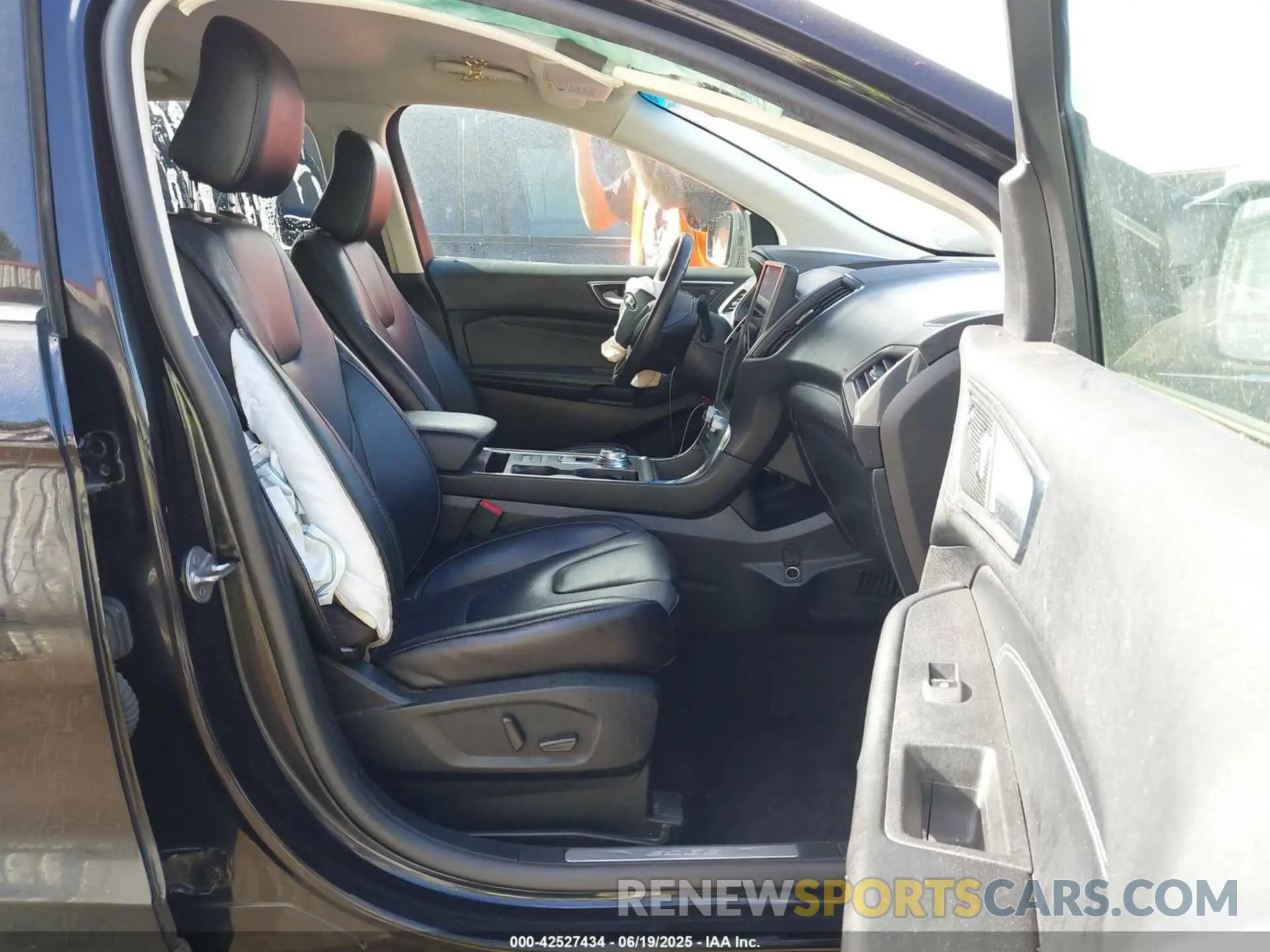 5 Photograph of a damaged car 2FMPK4K93NBA37833 FORD EDGE 2022