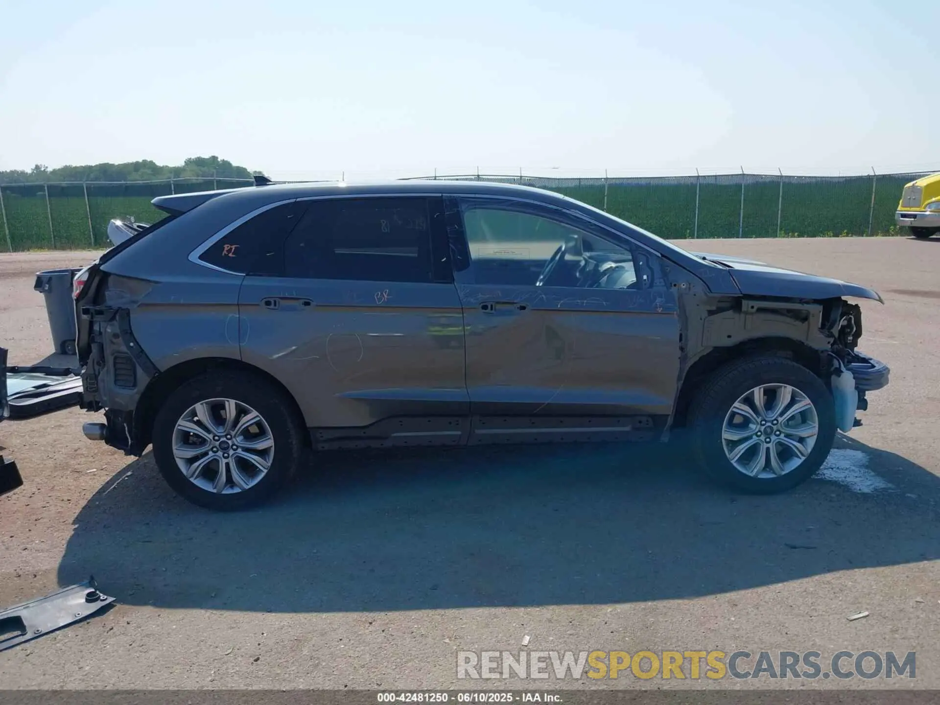 14 Photograph of a damaged car 2FMPK4K94NBB07131 FORD EDGE 2022