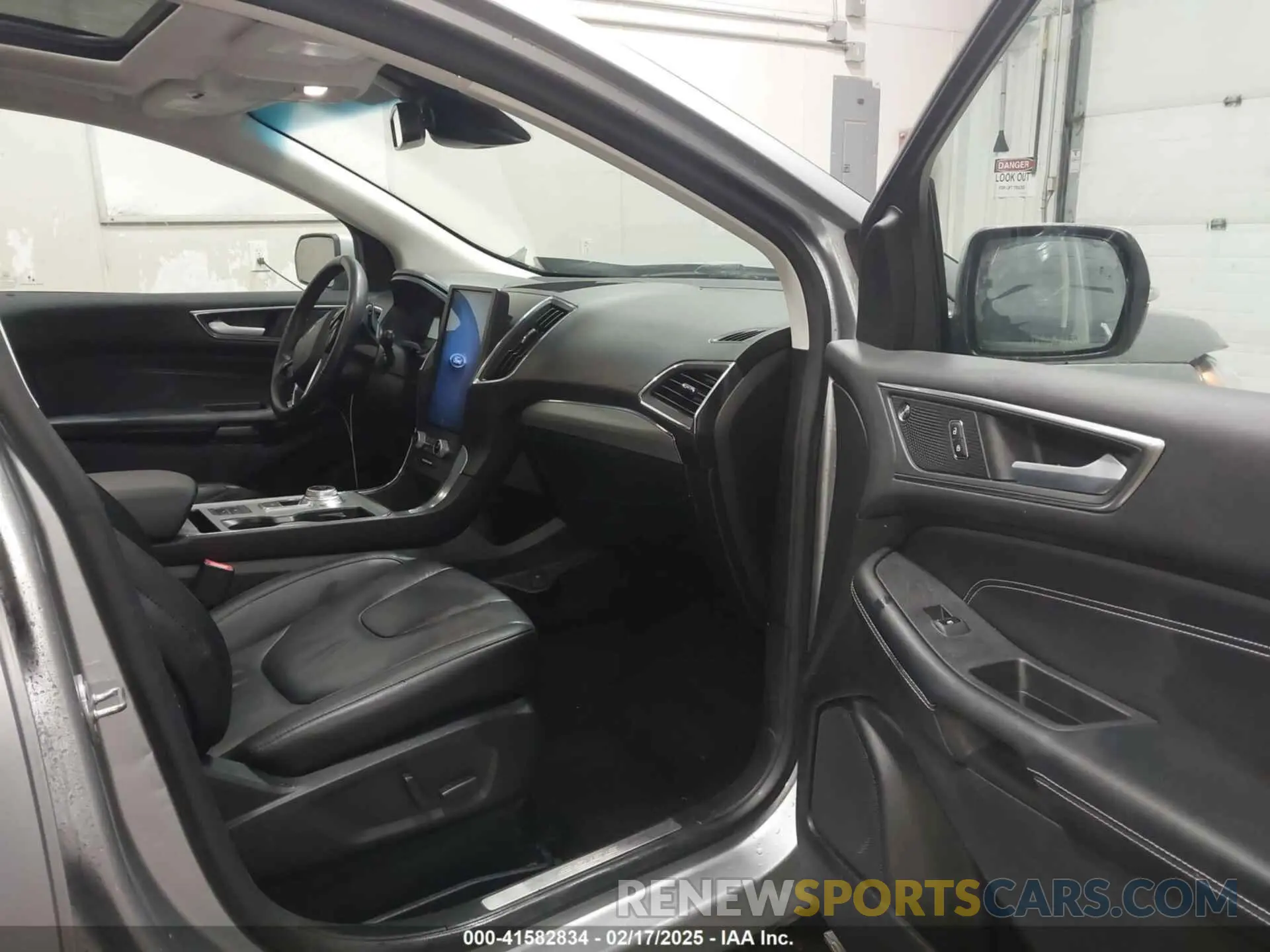 5 Photograph of a damaged car 2FMPK4K96NBA22582 FORD EDGE 2022
