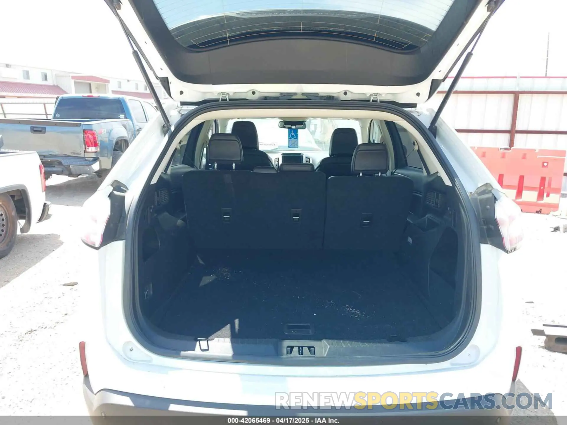 18 Photograph of a damaged car 2FMPK4J97PBA47706 FORD EDGE 2023
