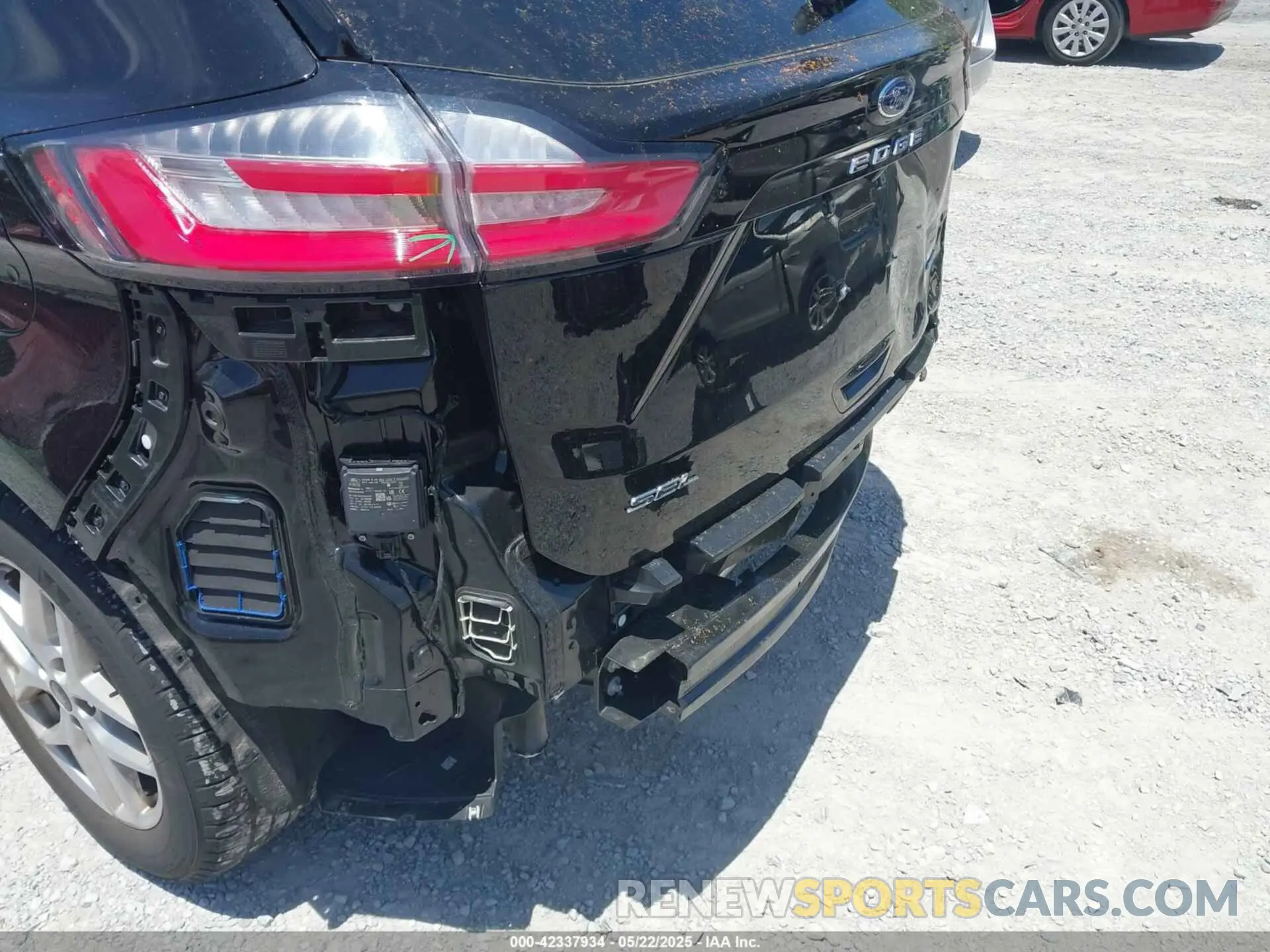 19 Photograph of a damaged car 2FMPK4J90RBA51082 FORD EDGE 2024