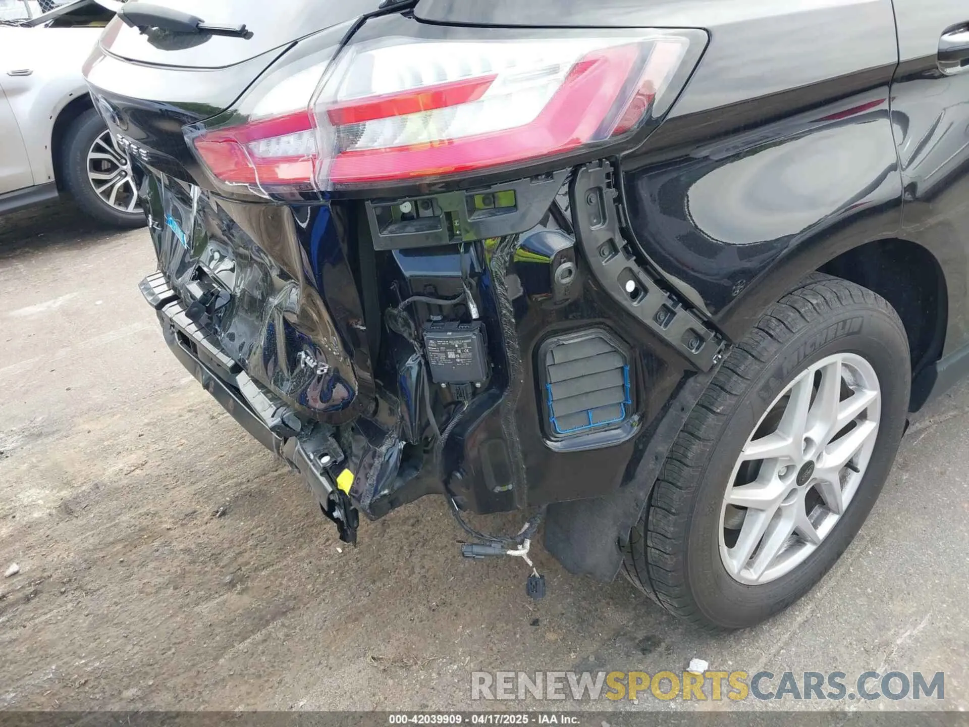 18 Photograph of a damaged car 2FMPK4J9XRBA70500 FORD EDGE 2024