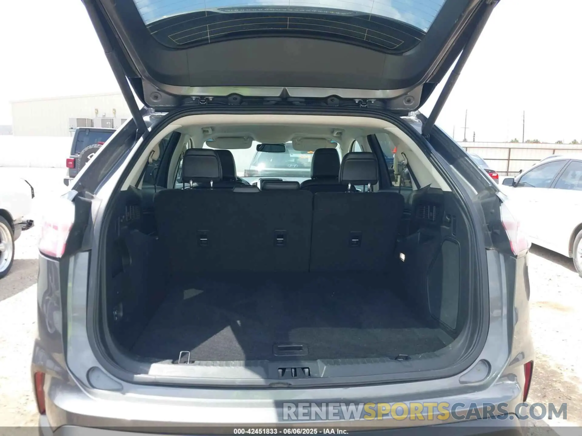 17 Photograph of a damaged car 2FMPK4K94RBA69065 FORD EDGE 2024