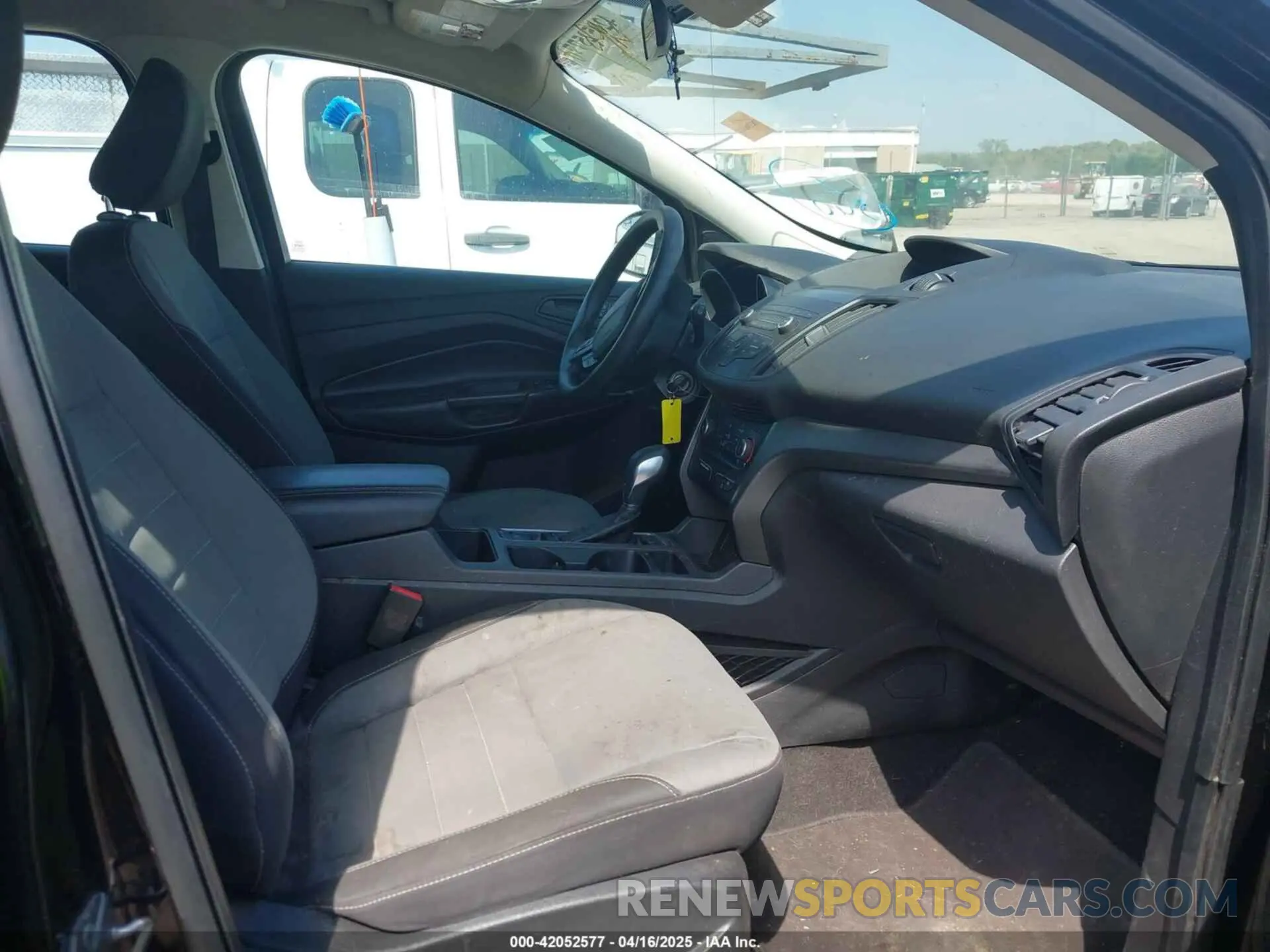 5 Photograph of a damaged car 1FMCU0F71KUA63170 FORD ESCAPE 2019
