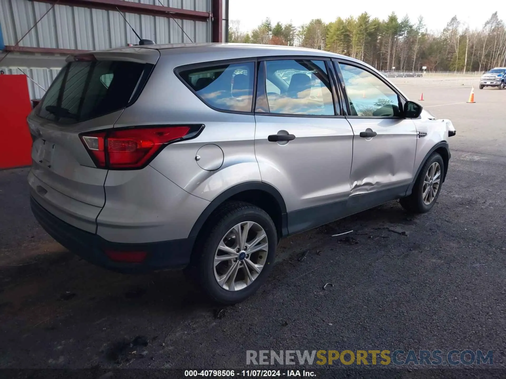 4 Photograph of a damaged car 1FMCU0F72KUB05801 FORD ESCAPE 2019