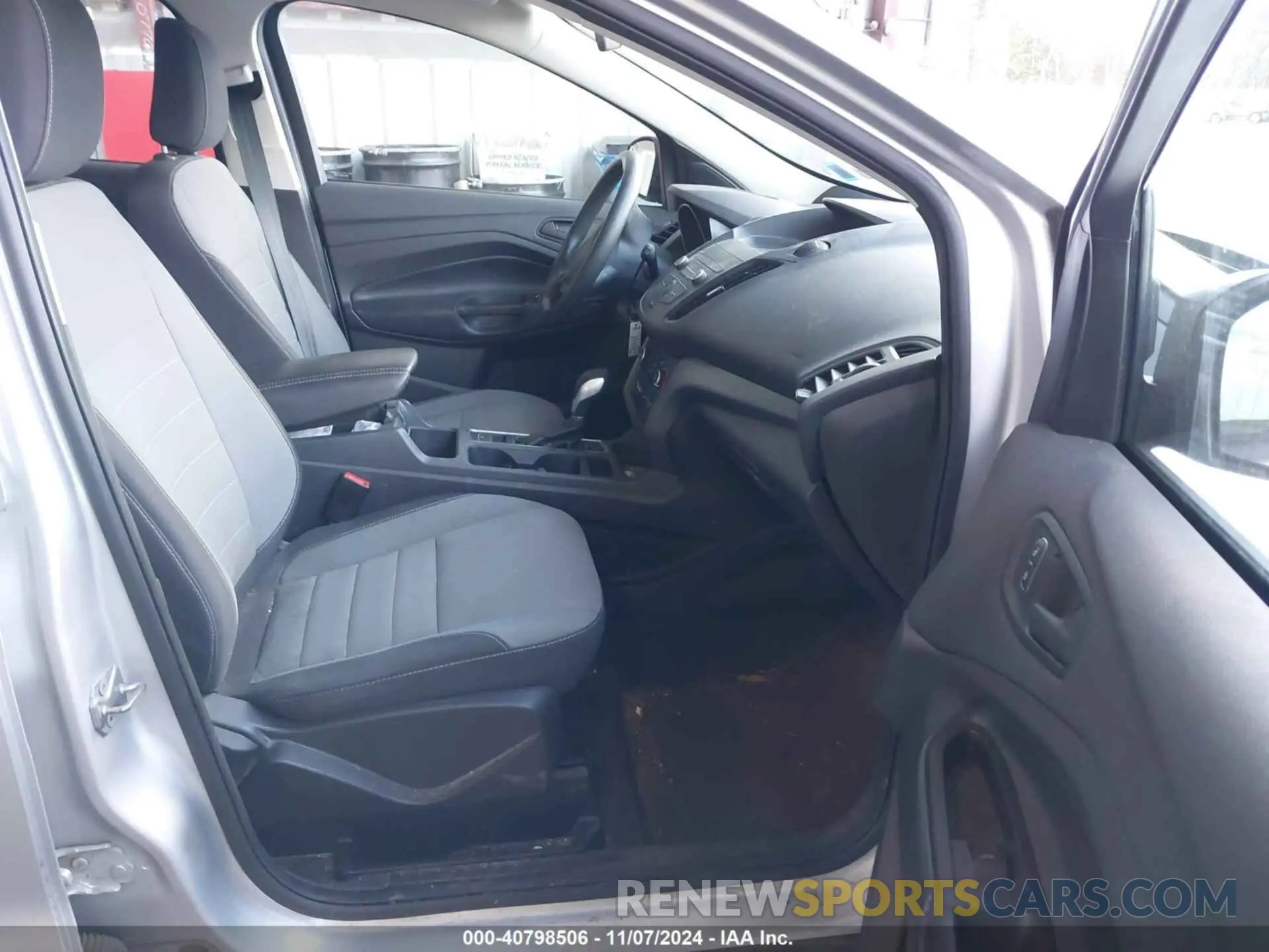 5 Photograph of a damaged car 1FMCU0F72KUB05801 FORD ESCAPE 2019