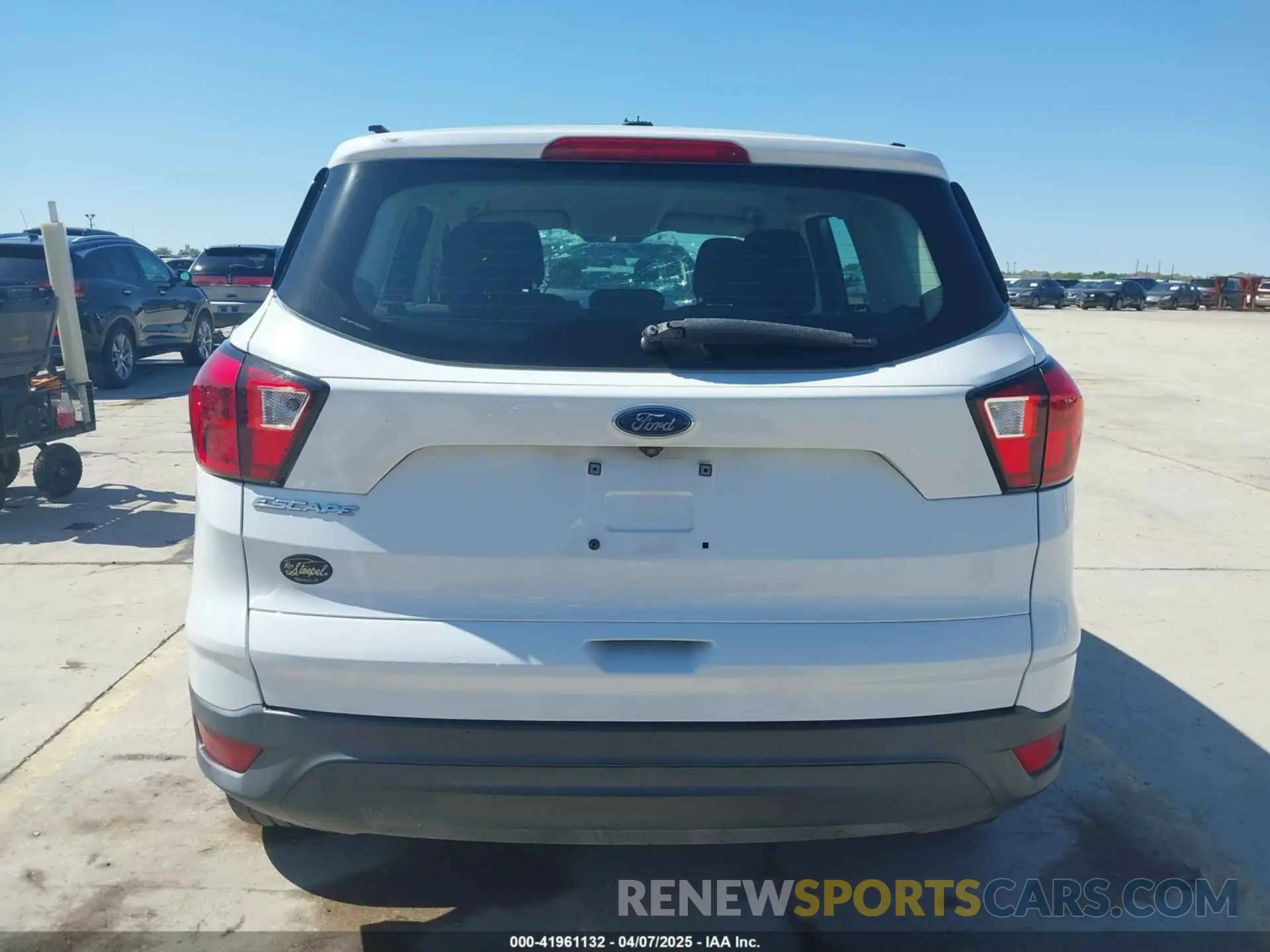 17 Photograph of a damaged car 1FMCU0F73KUB00462 FORD ESCAPE 2019