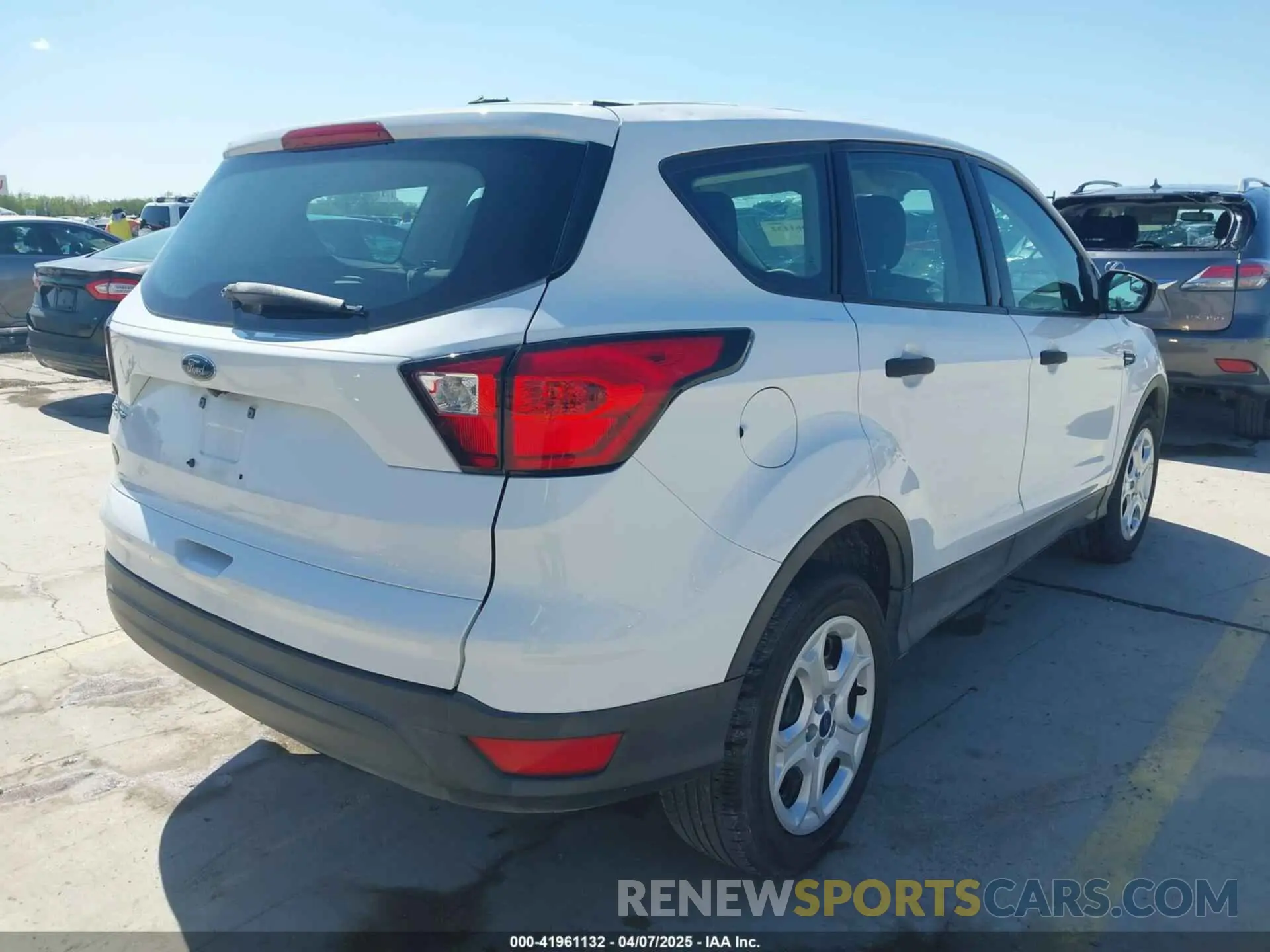 4 Photograph of a damaged car 1FMCU0F73KUB00462 FORD ESCAPE 2019