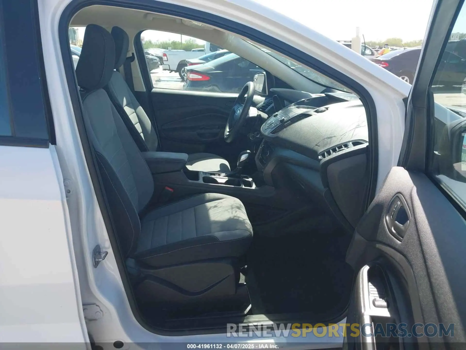 5 Photograph of a damaged car 1FMCU0F73KUB00462 FORD ESCAPE 2019