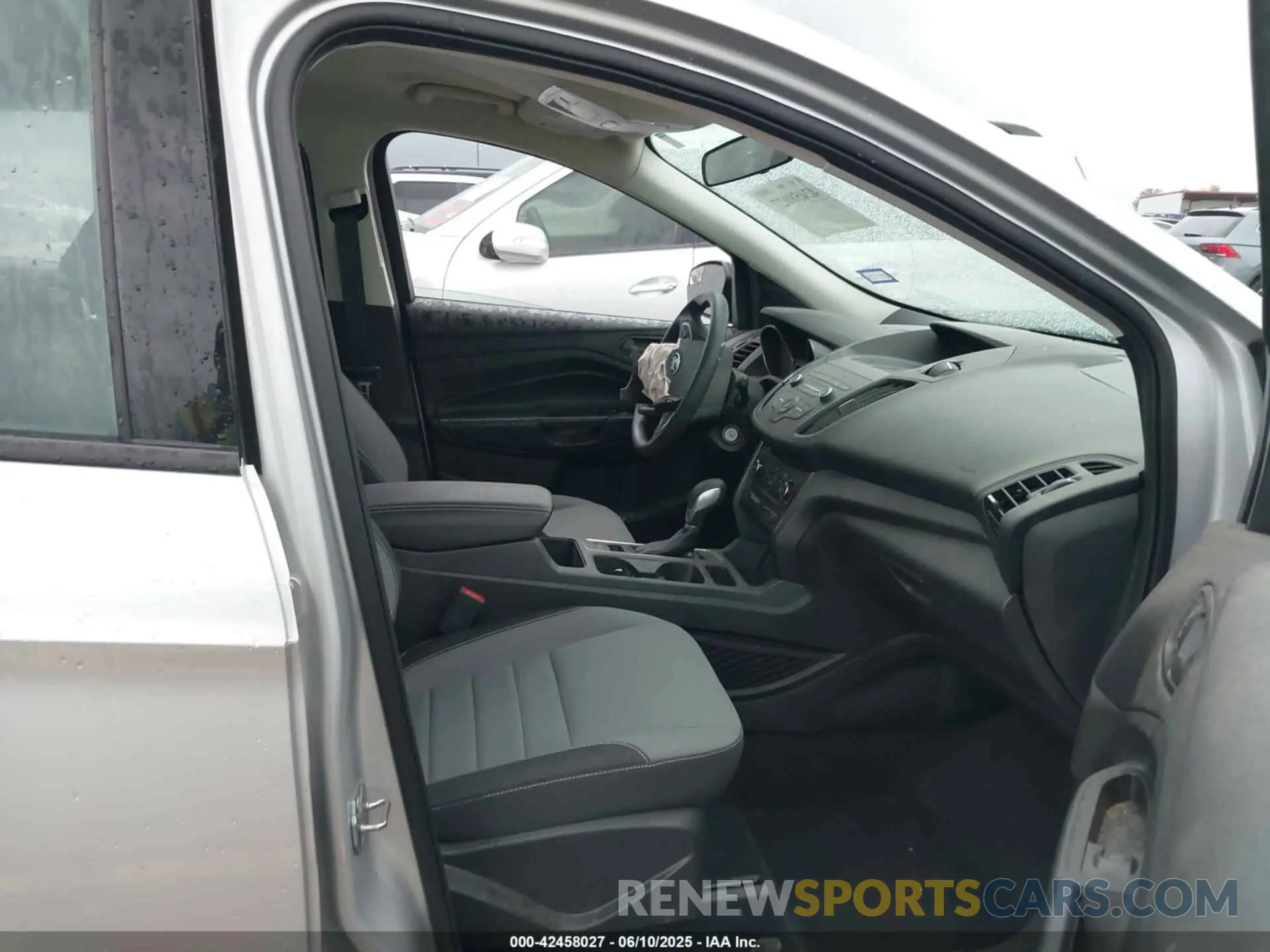 5 Photograph of a damaged car 1FMCU0F73KUB26236 FORD ESCAPE 2019
