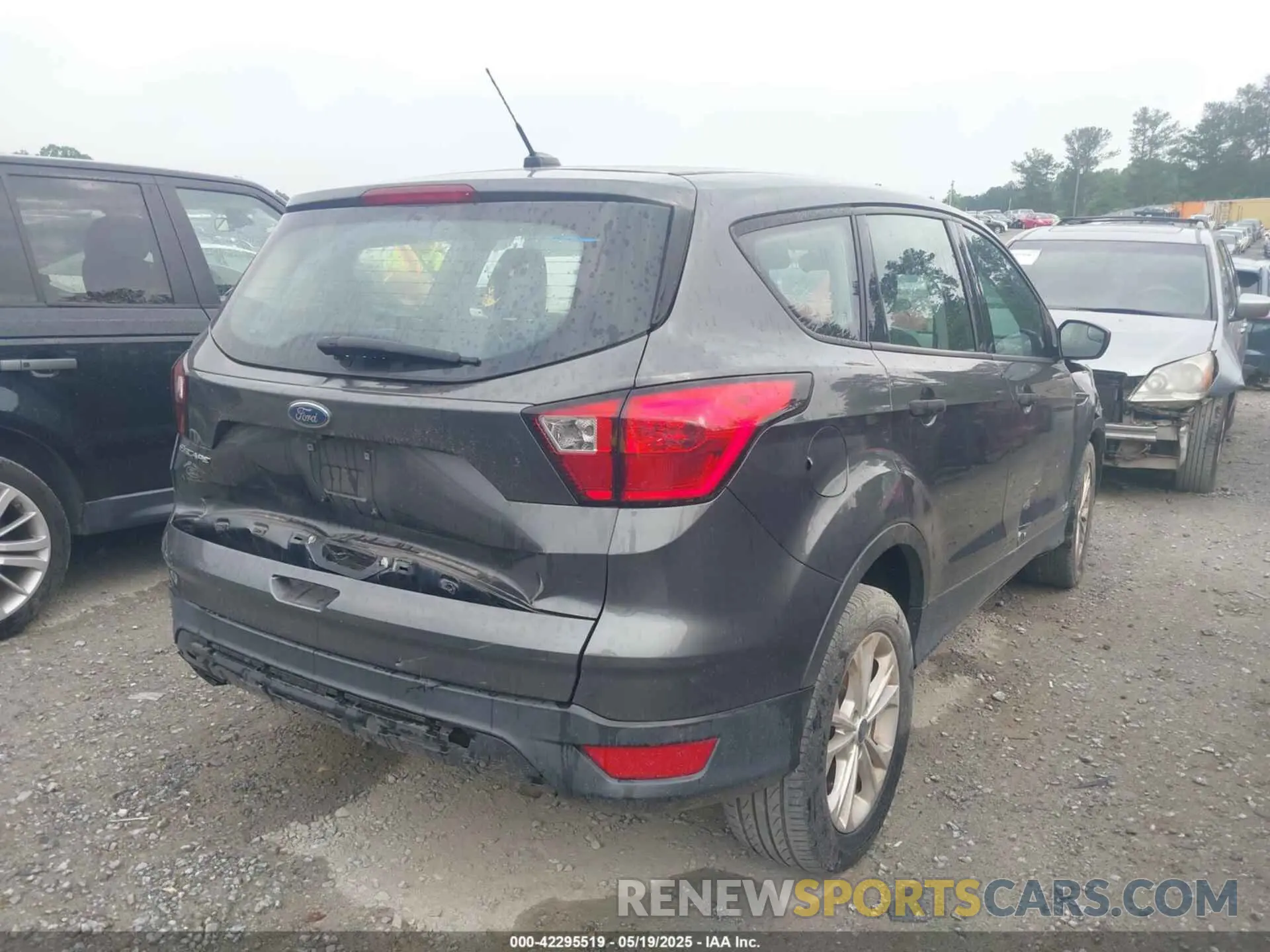 4 Photograph of a damaged car 1FMCU0F74KUC45249 FORD ESCAPE 2019
