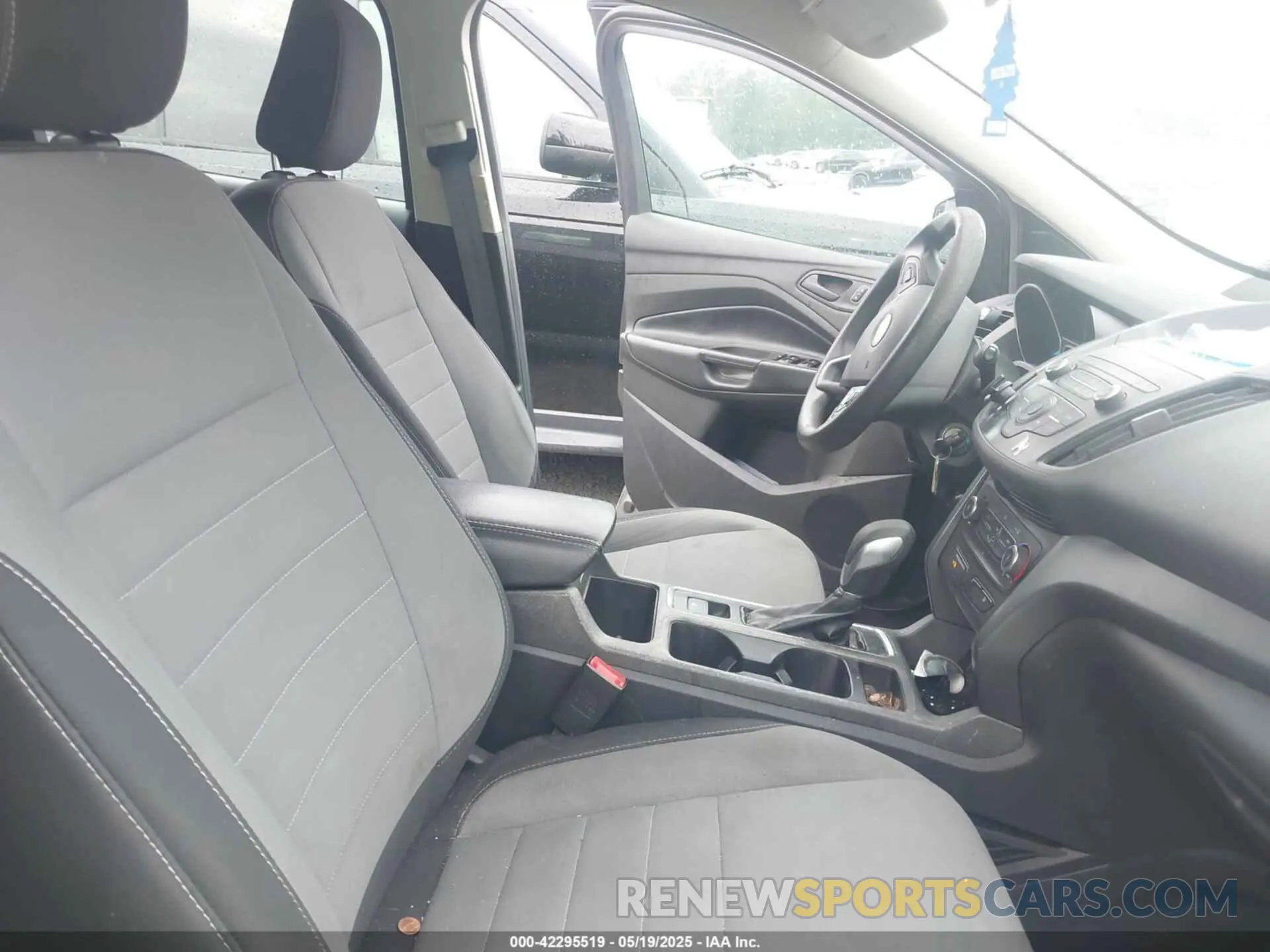 5 Photograph of a damaged car 1FMCU0F74KUC45249 FORD ESCAPE 2019