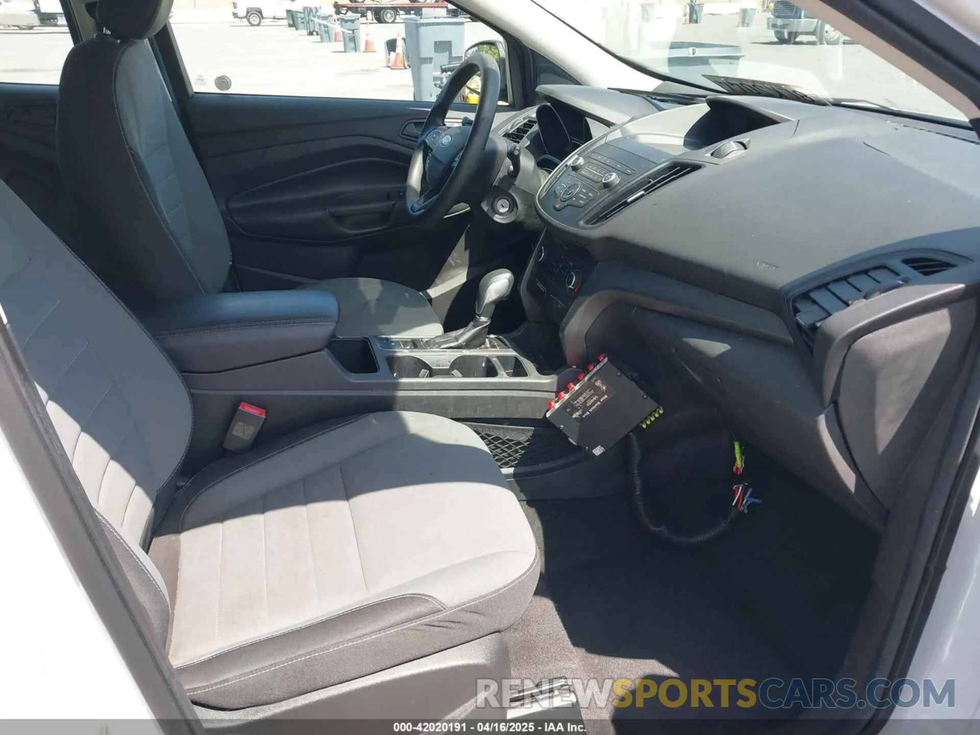 5 Photograph of a damaged car 1FMCU0F75KUA72308 FORD ESCAPE 2019